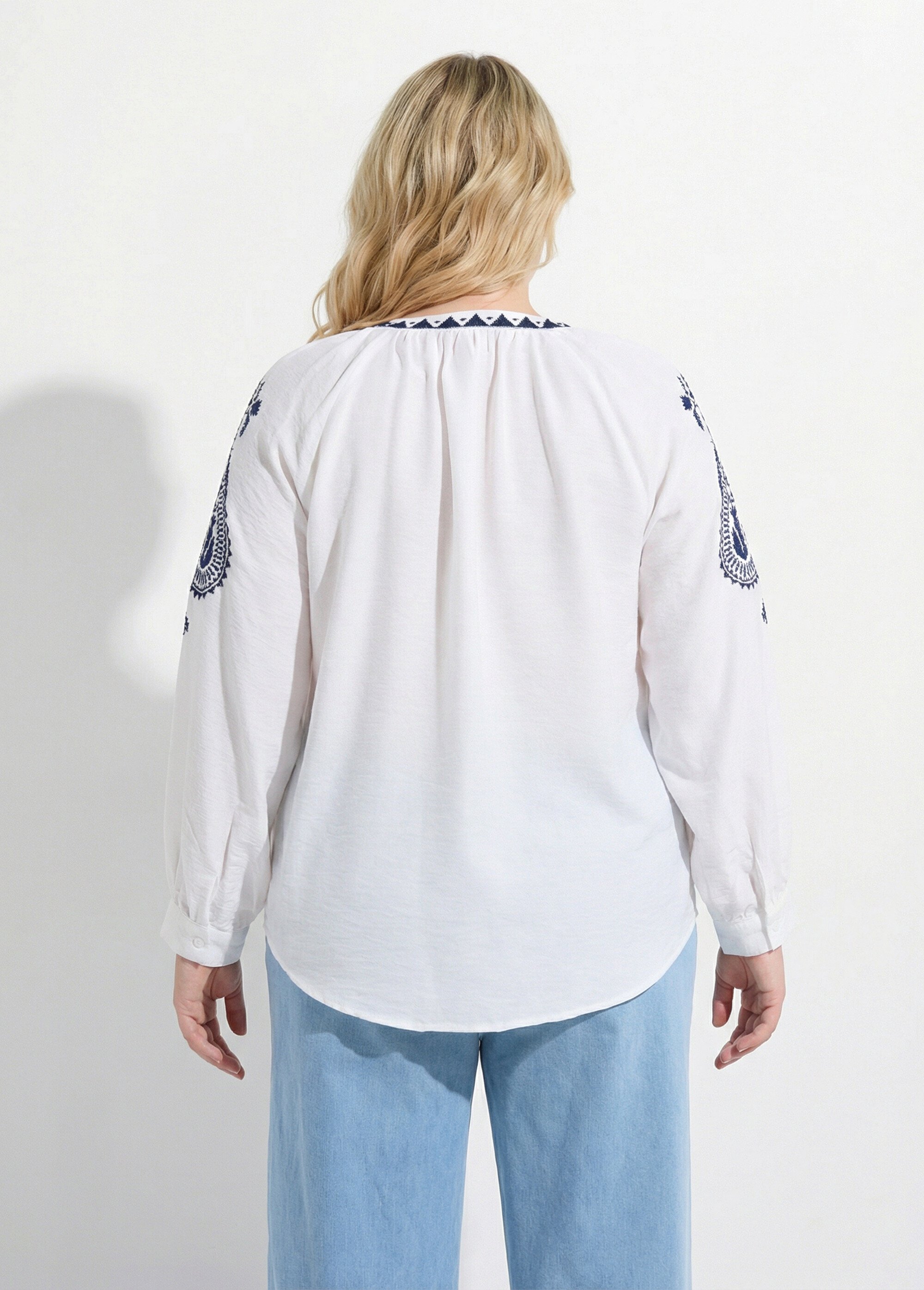 Blouse avec broderies et petit col V