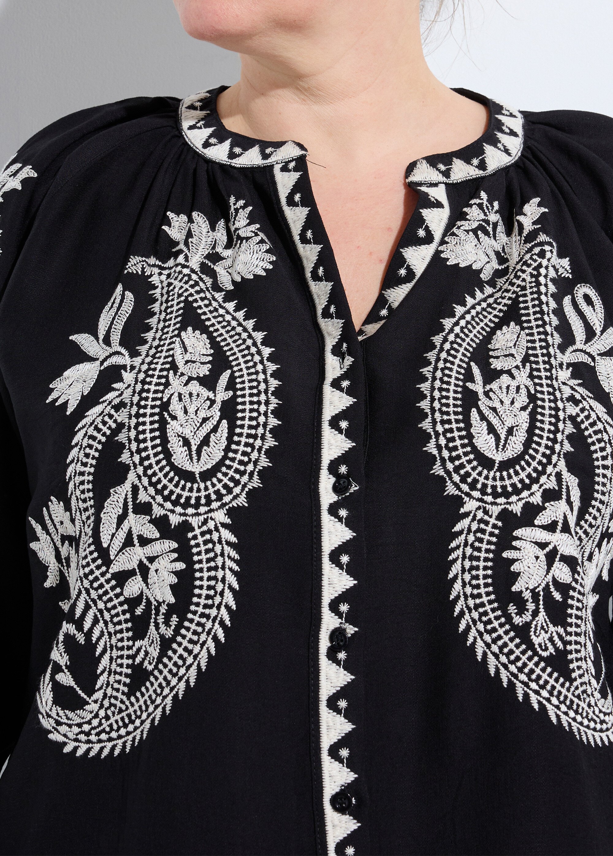 Blouse avec broderies et petit col V Femme Grande Taille Noir CHY-D06 DE1