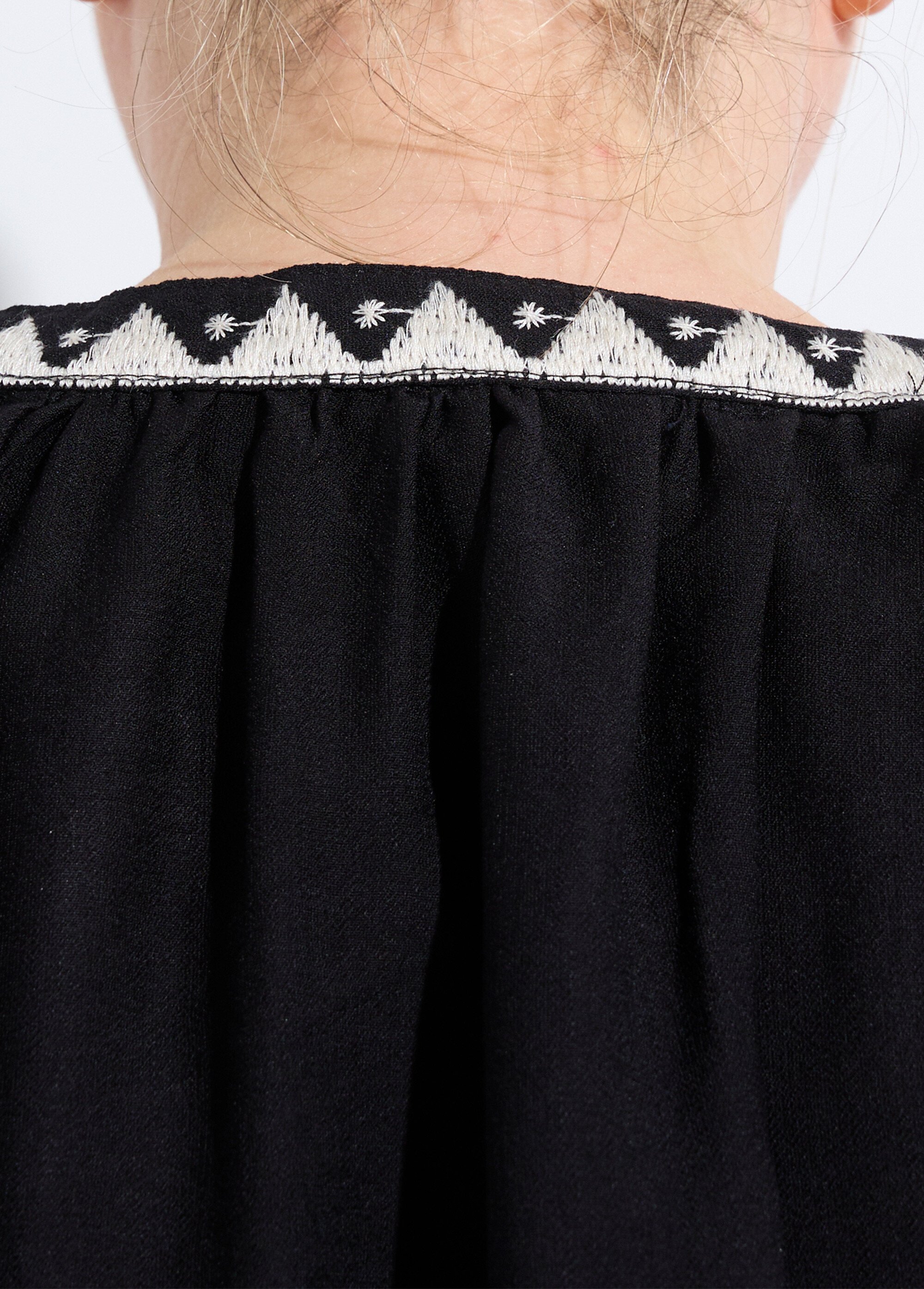 Blouse avec broderies et petit col V Femme Grande Taille Noir CHY-D06 DE2