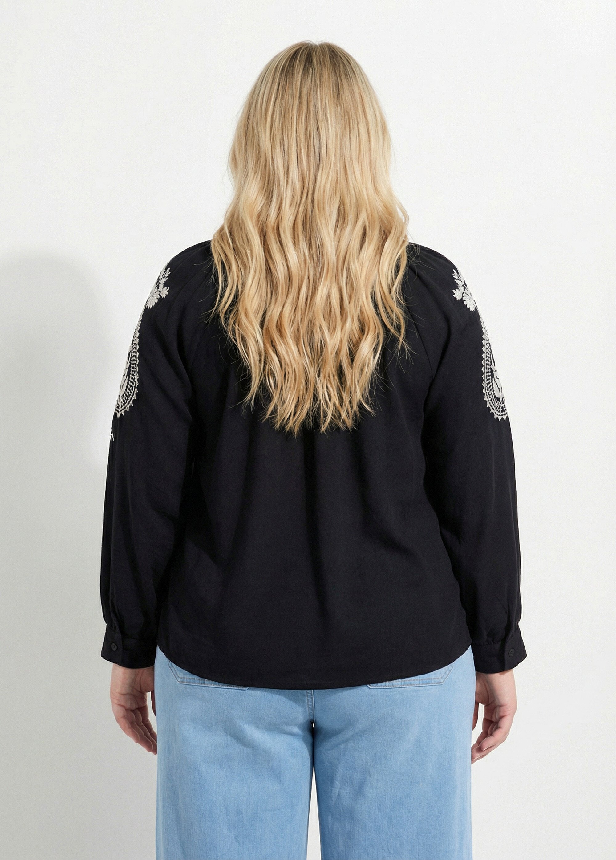 Blouse avec broderies et petit col V