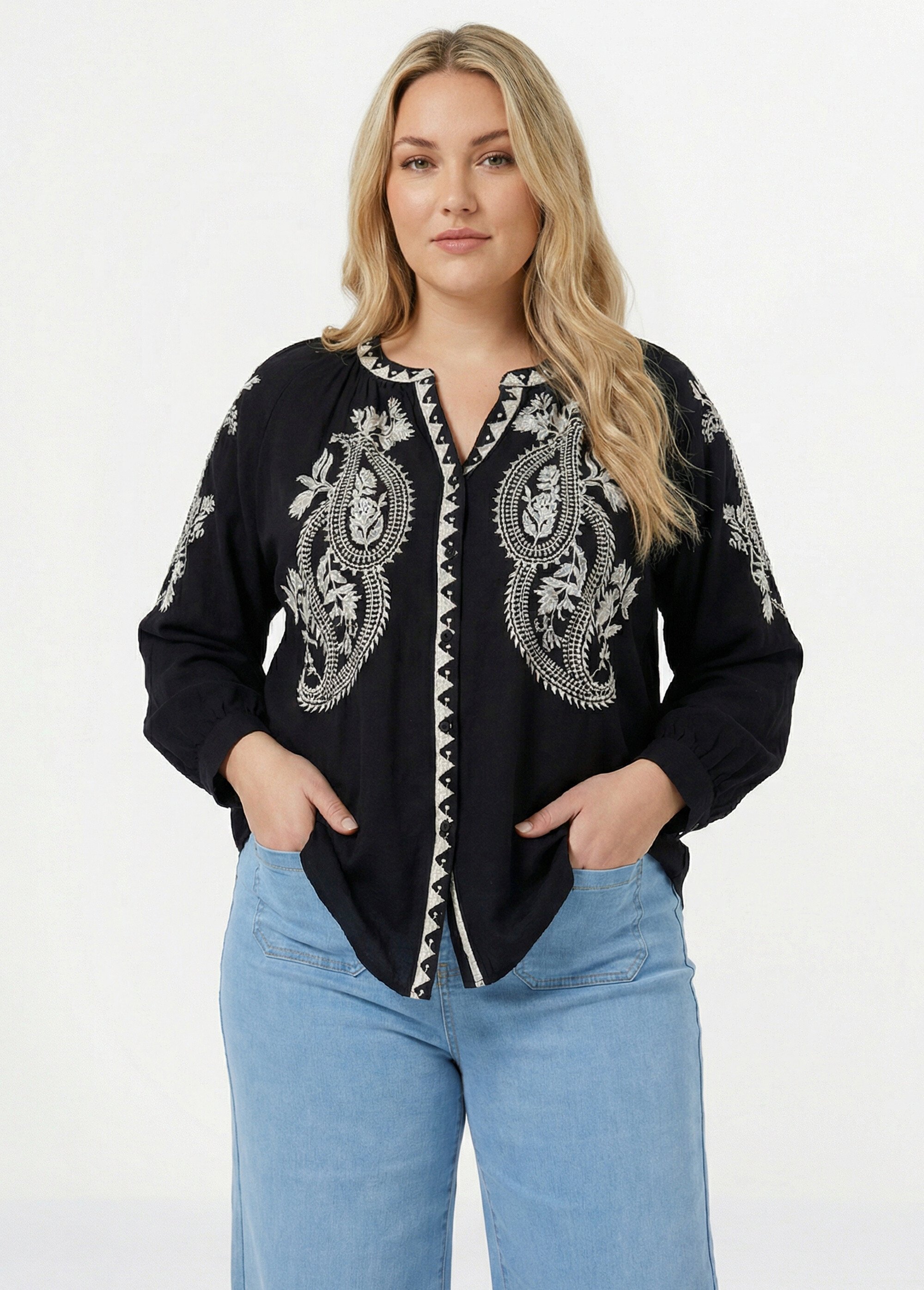 Blouse avec broderies et petit col V