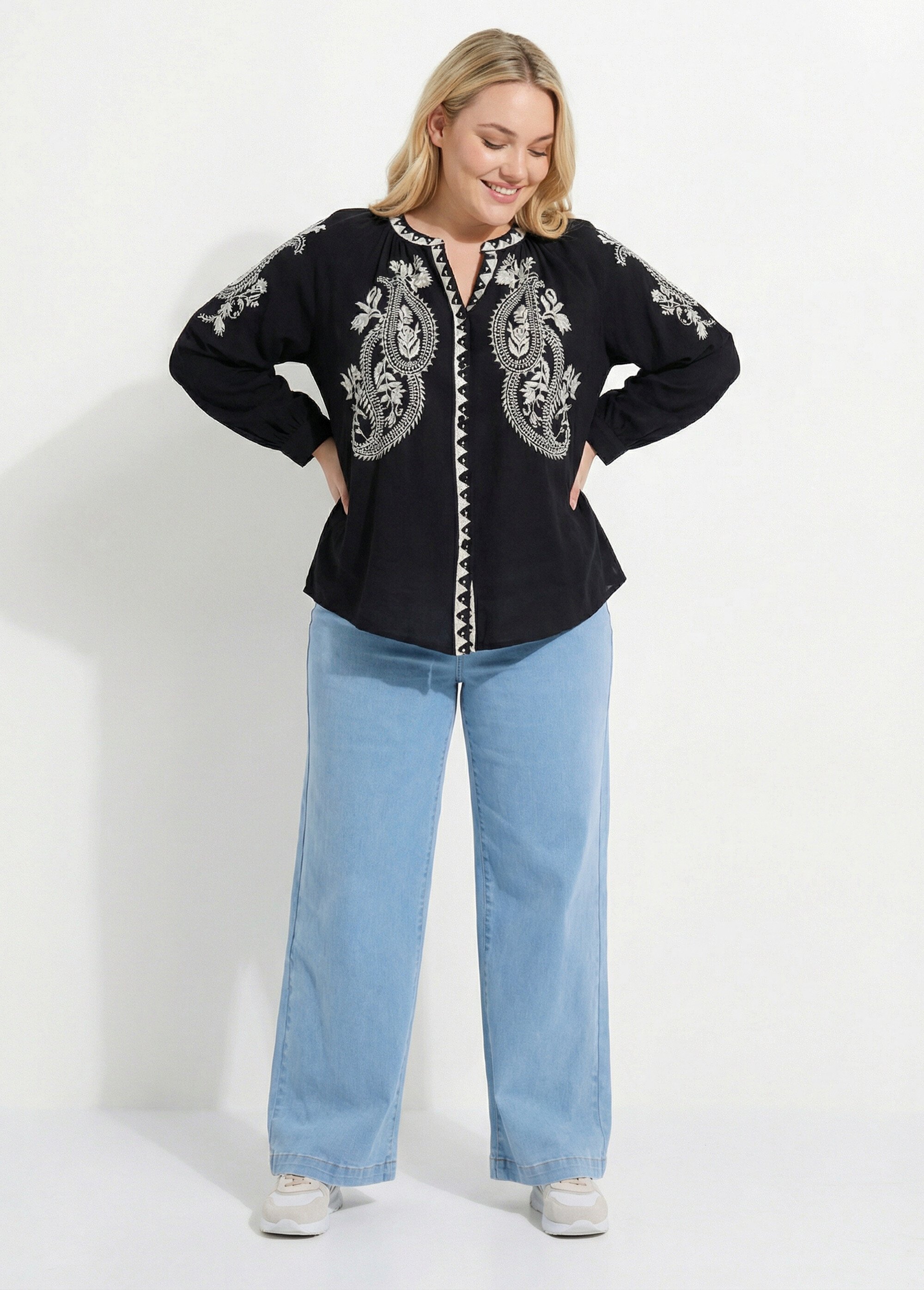 Blouse avec broderies et petit col V Femme Grande Taille Noir CHY-D06 SI1