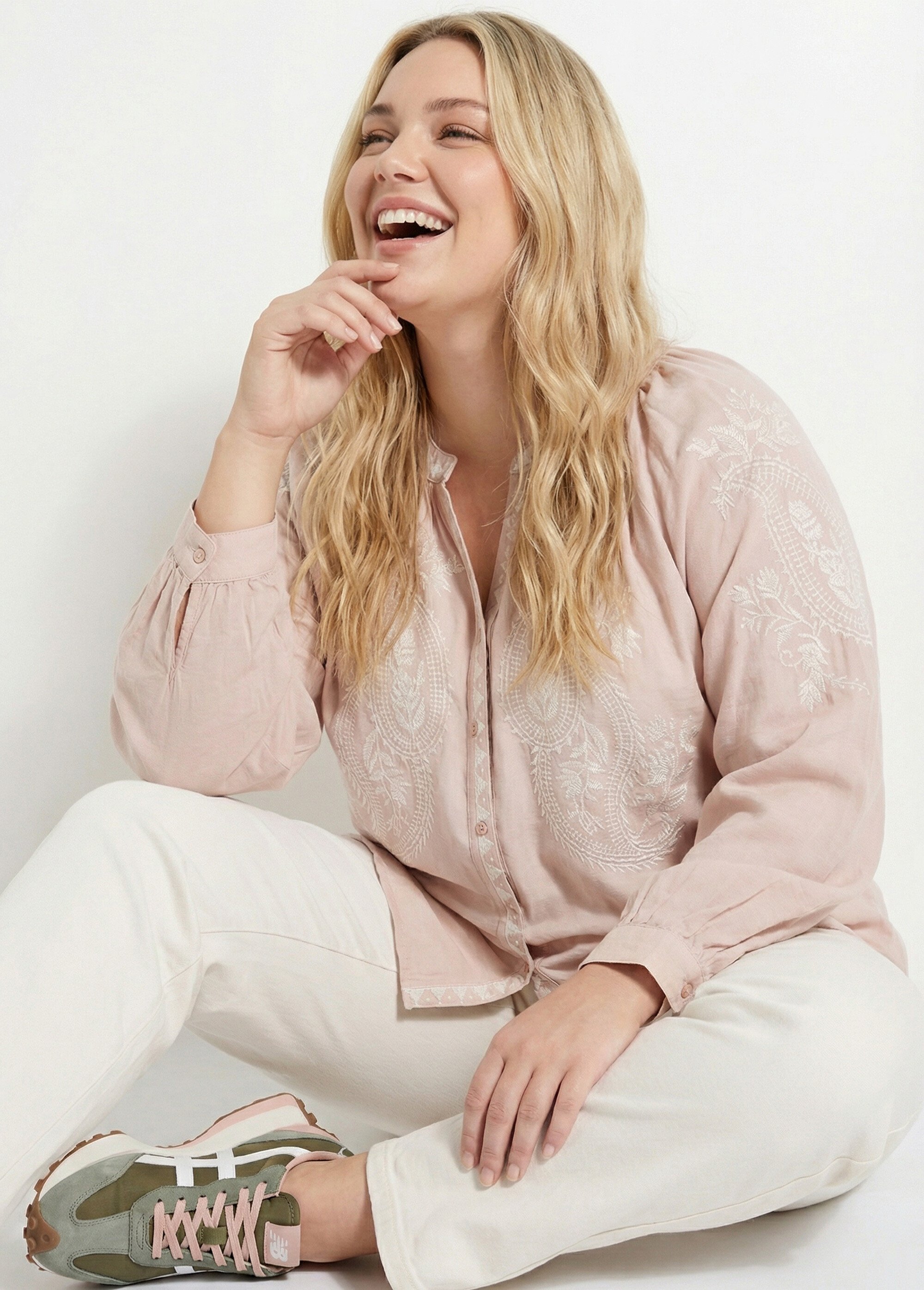 Blouse avec broderies et petit col V