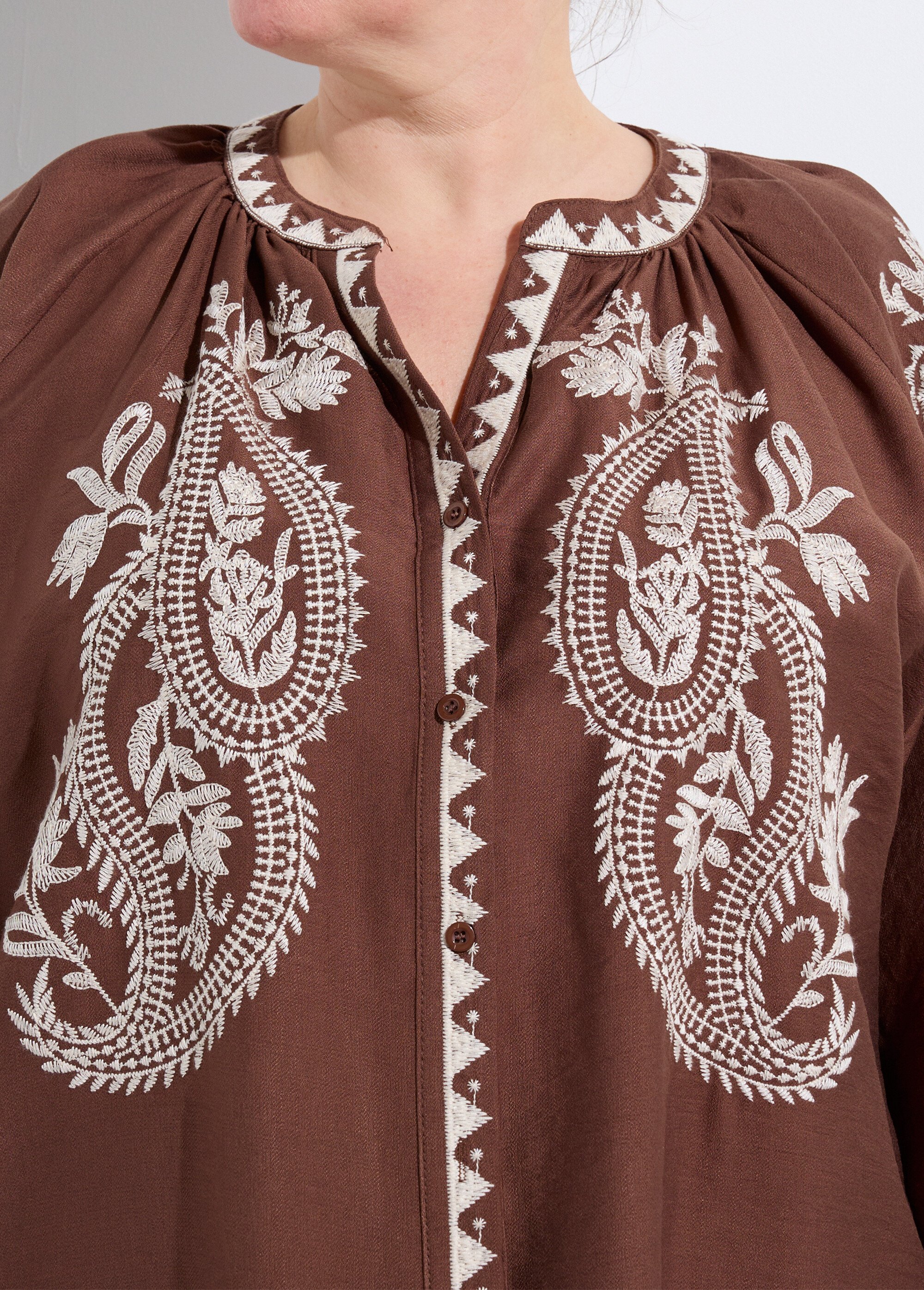 Blouse avec broderies et petit col V Femme Grande Taille Marron CHY-D06 DE1