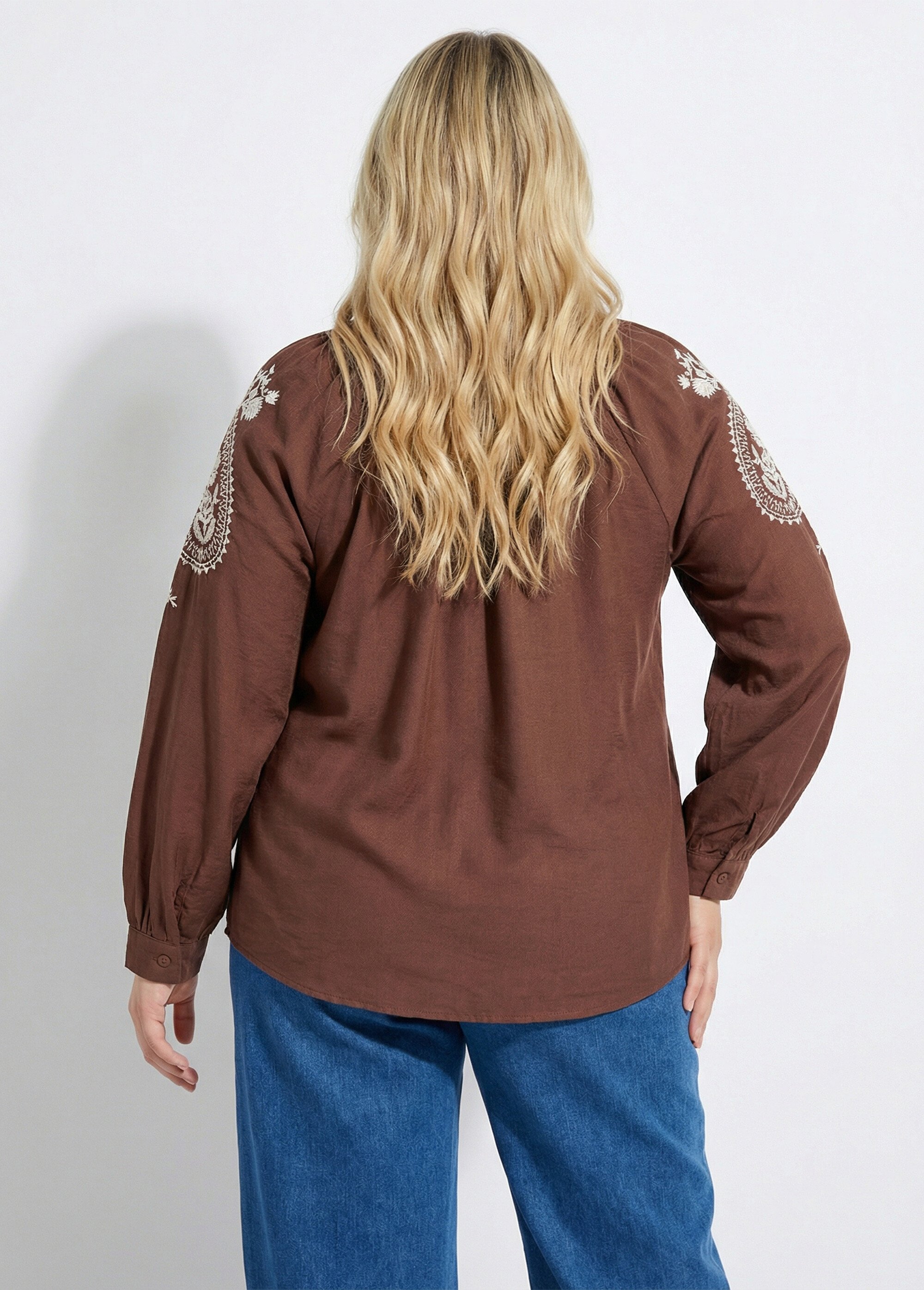 Blouse avec broderies et petit col V