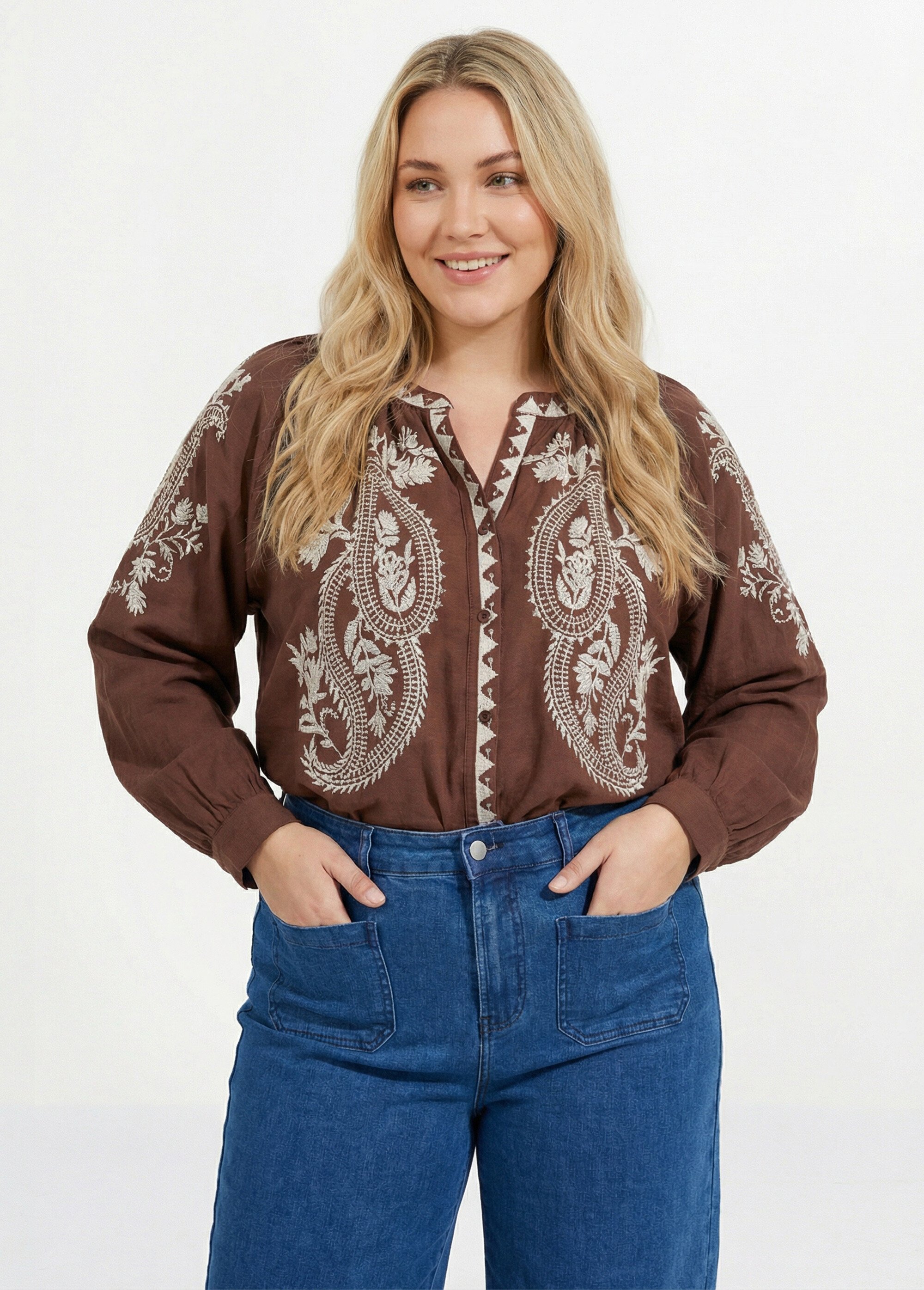 Blouse avec broderies et petit col V