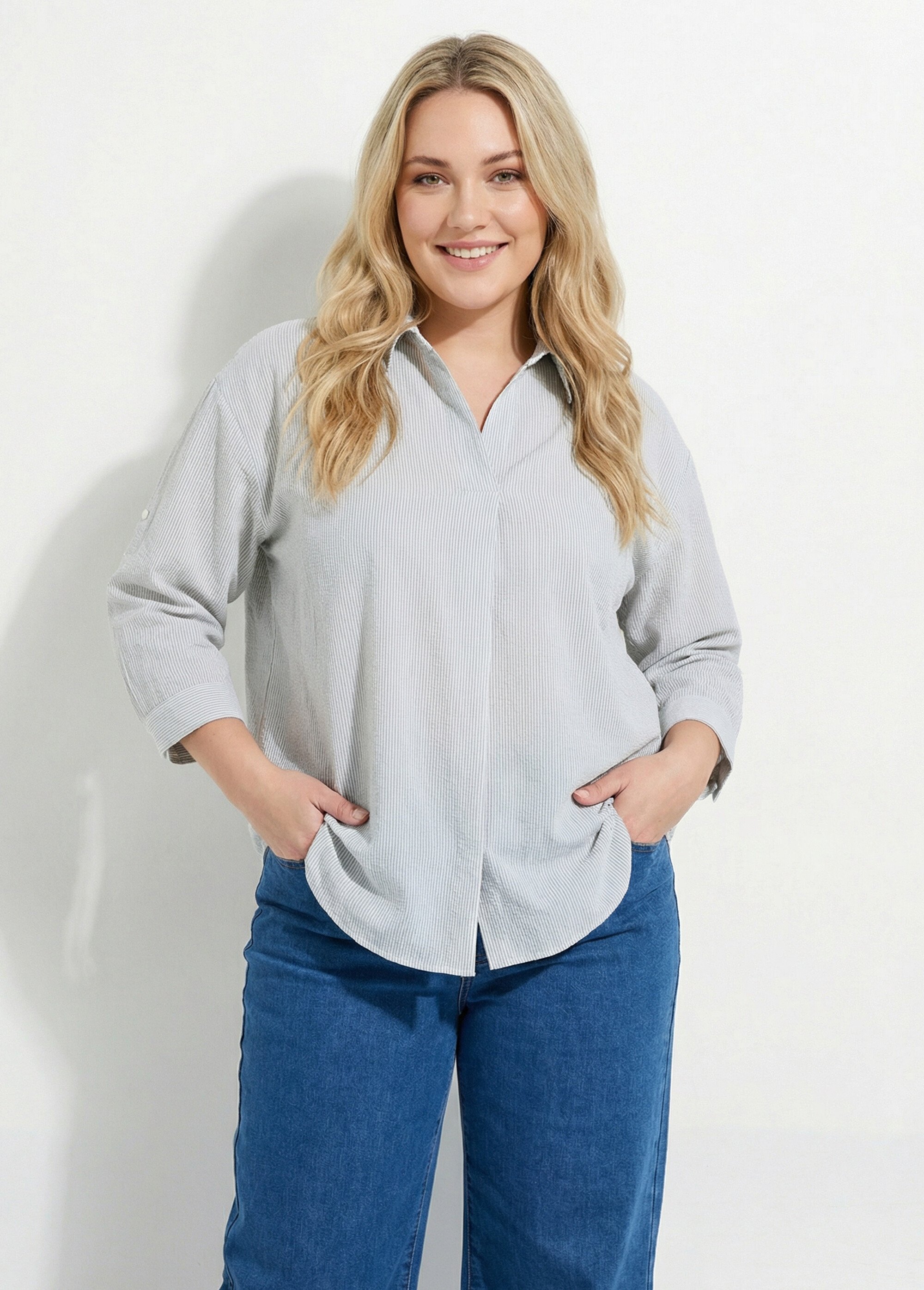 Blouse col V en seersucker fines rayures