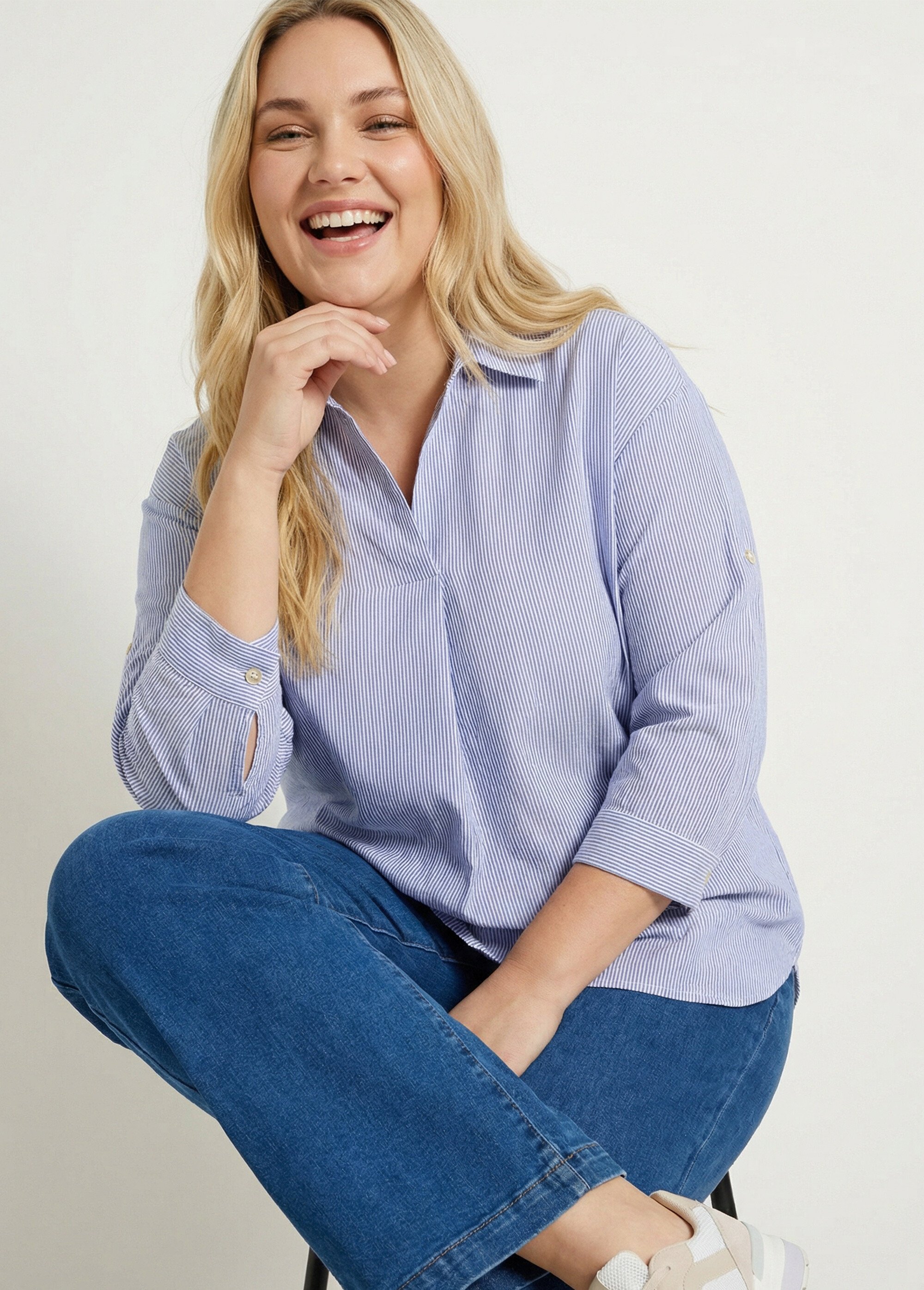 Blouse col V en seersucker fines rayures