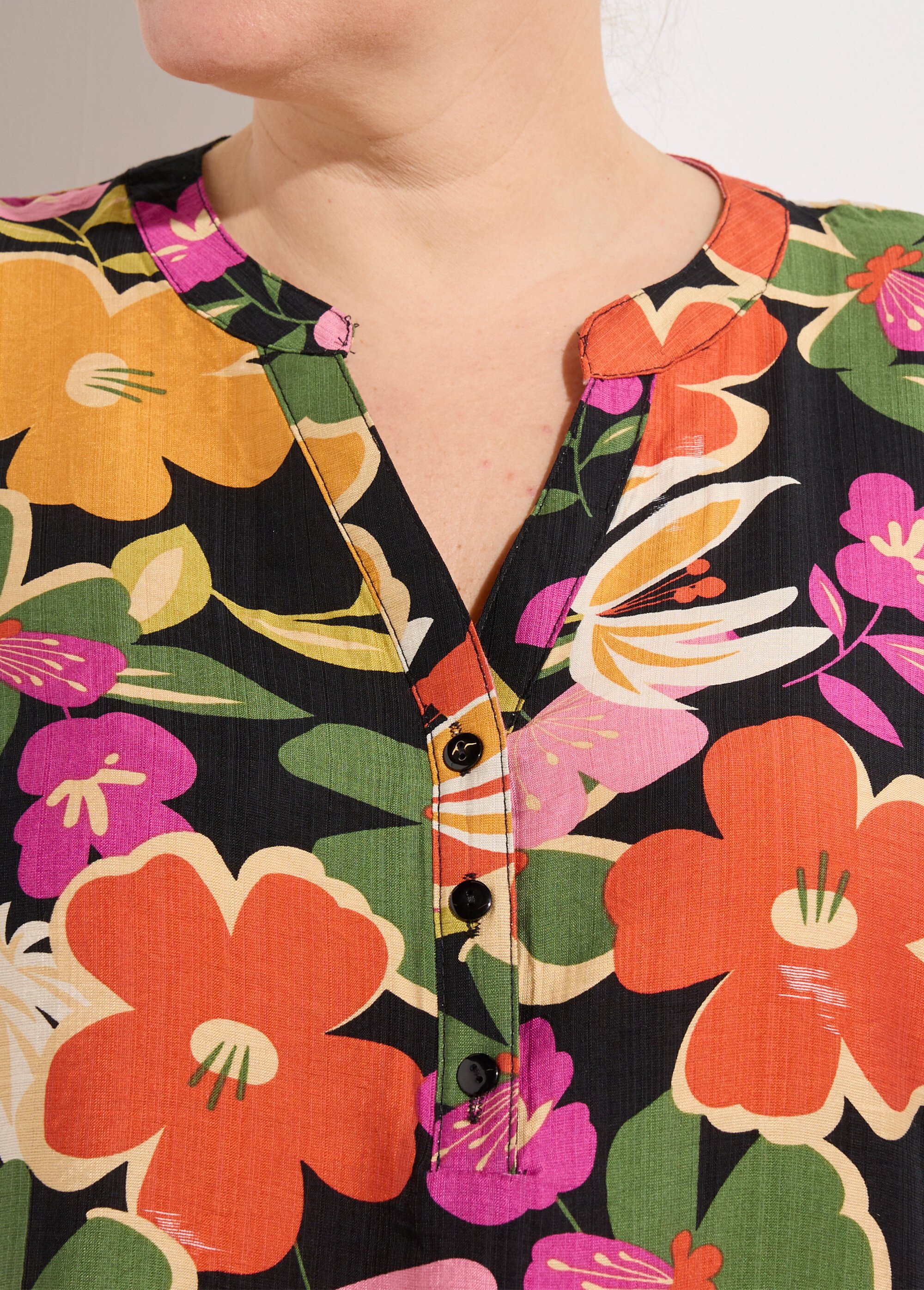 Blouse encolure V motif fleuri vif Femme Grande Taille Noir CHY-F616 DE1