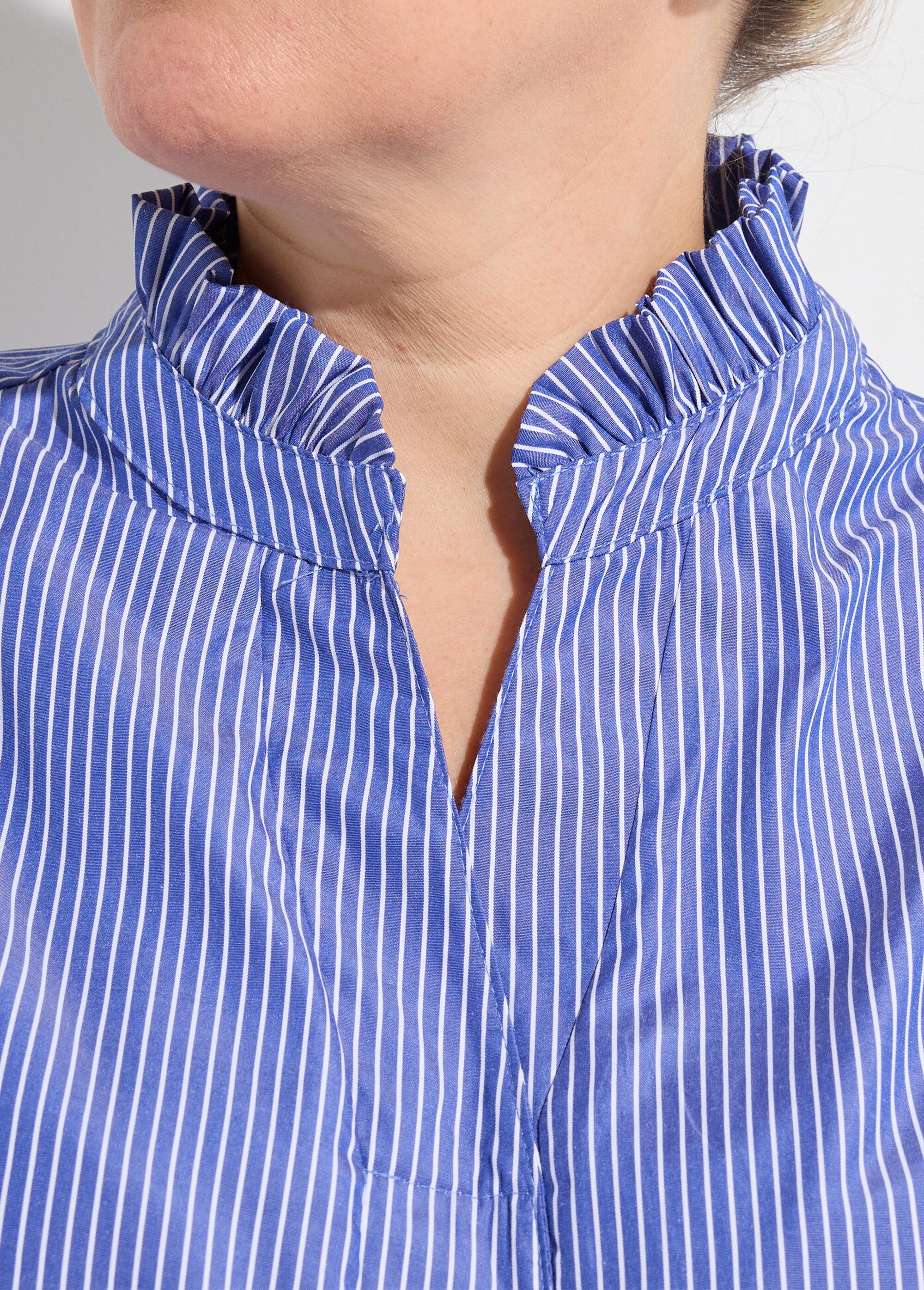 Blouse fines rayures avec col plissé Femme Grande Taille Bleu CHY-F668 DE1