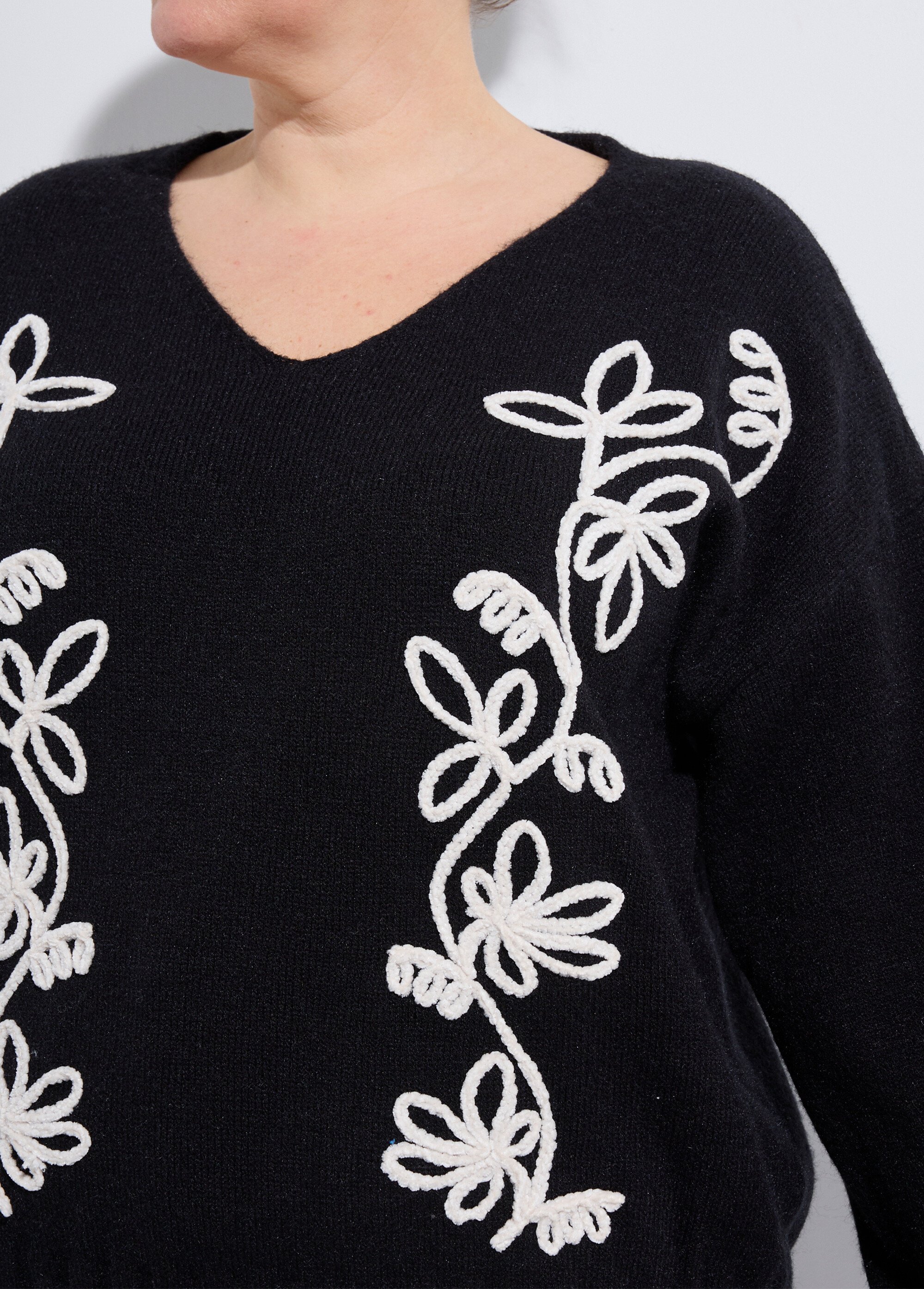 Pull col V avec broderies fleurs