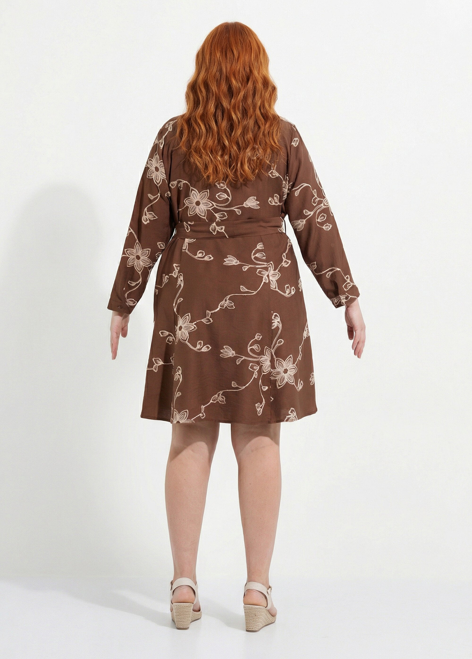 Robe chemisier ceinturée avec broderies Femme Grande Taille Marron CHY-1684-19 DO1