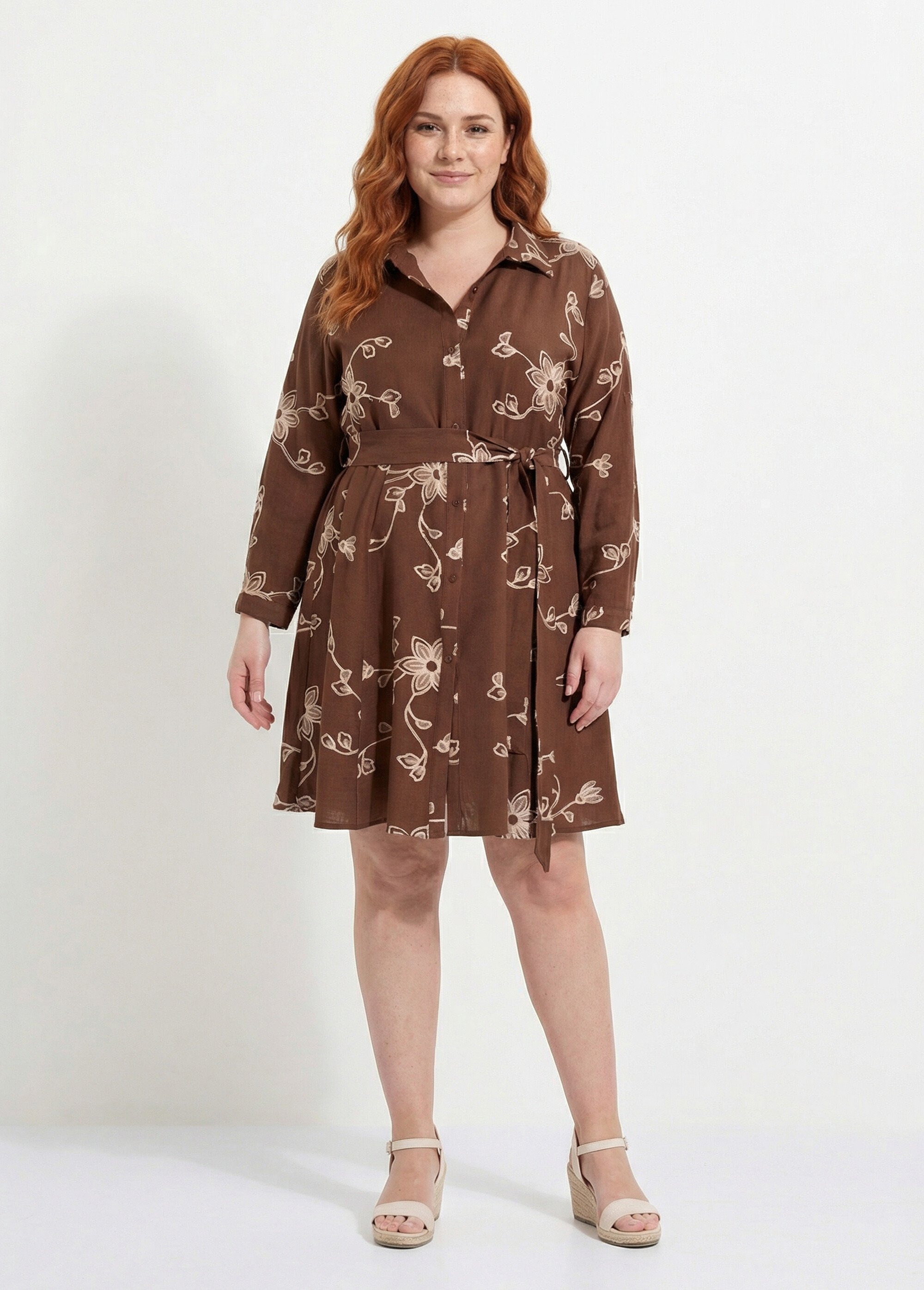 Robe chemisier ceinturée avec broderies Femme Grande Taille Marron CHY-1684-19 FA1