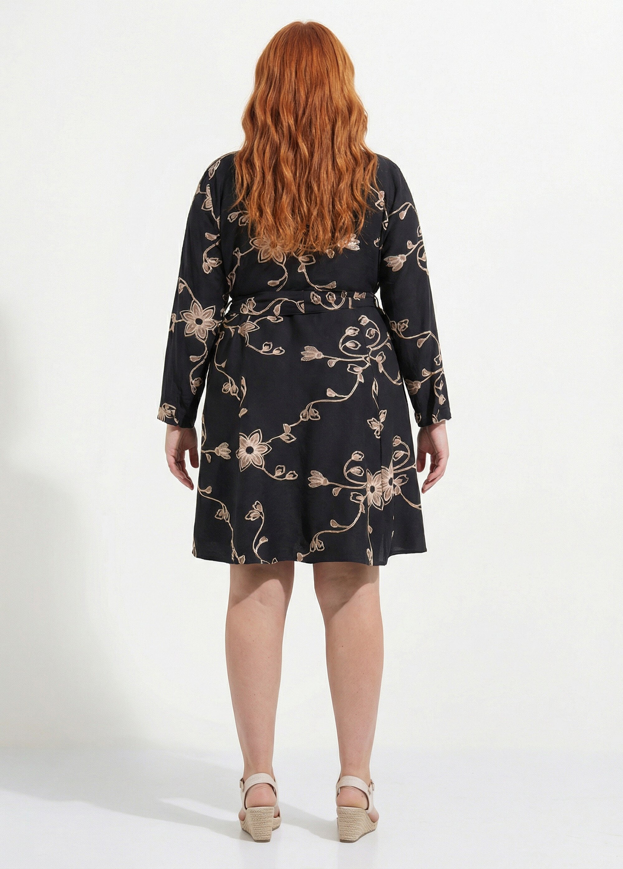 Robe chemisier ceinturée avec broderies