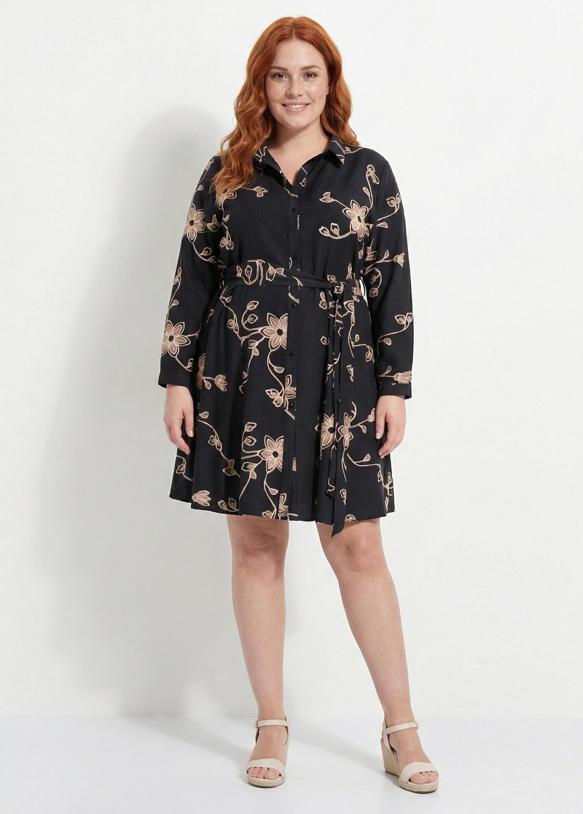 Robe chemisier ceinturée avec broderies Femme Grande Taille Noir CHY-1684-19 FA1