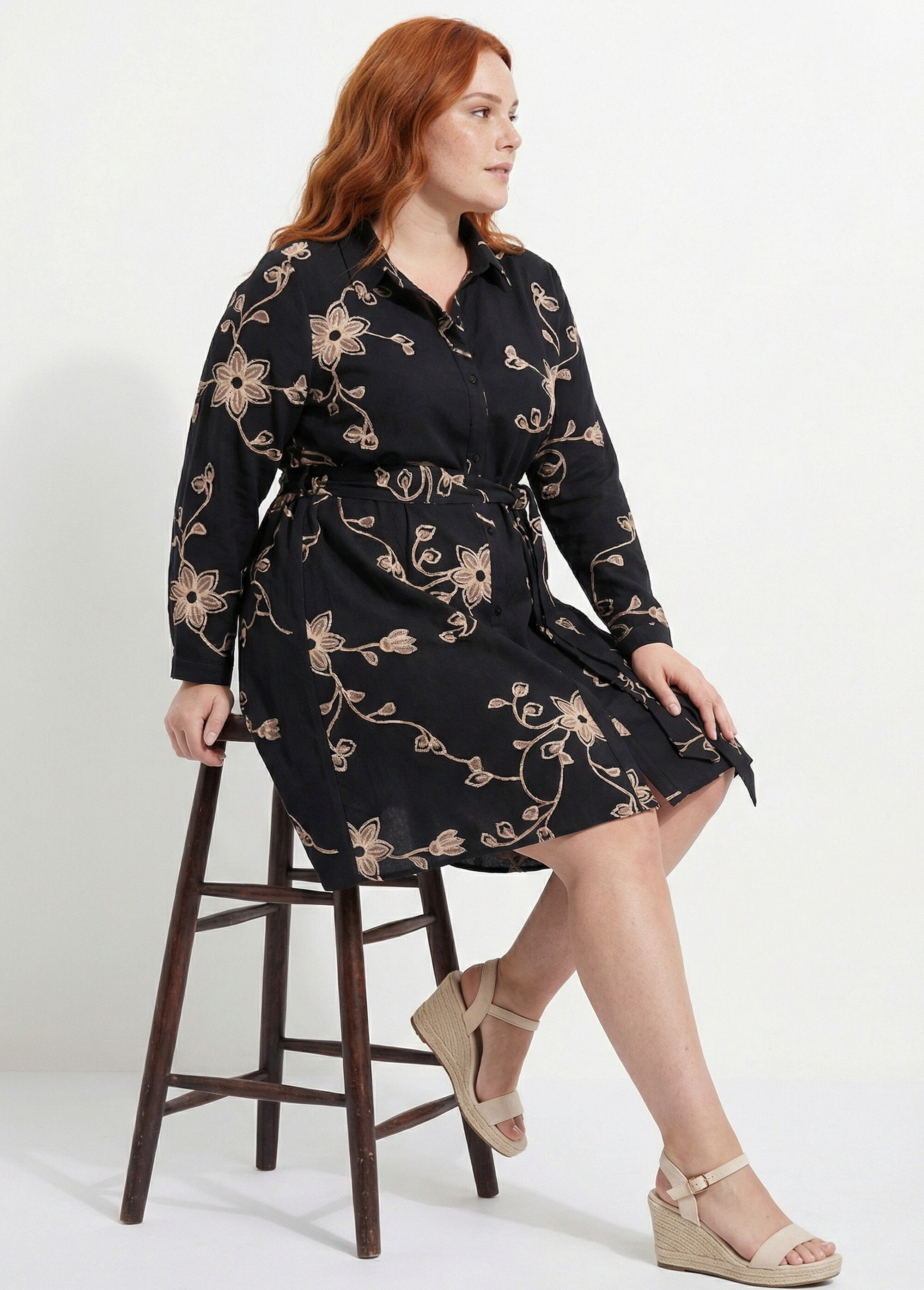 Robe chemisier ceinturée avec broderies