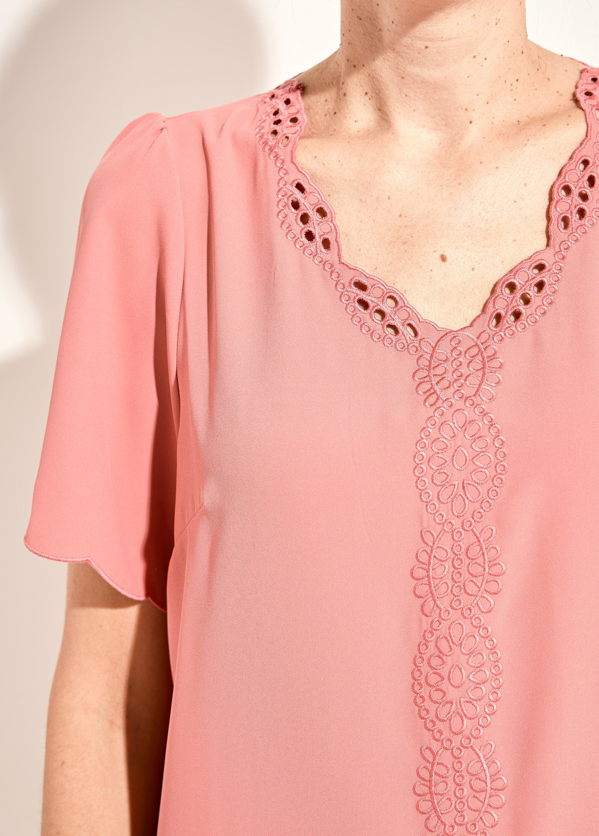 Tunique longue brodée manches courtes unie