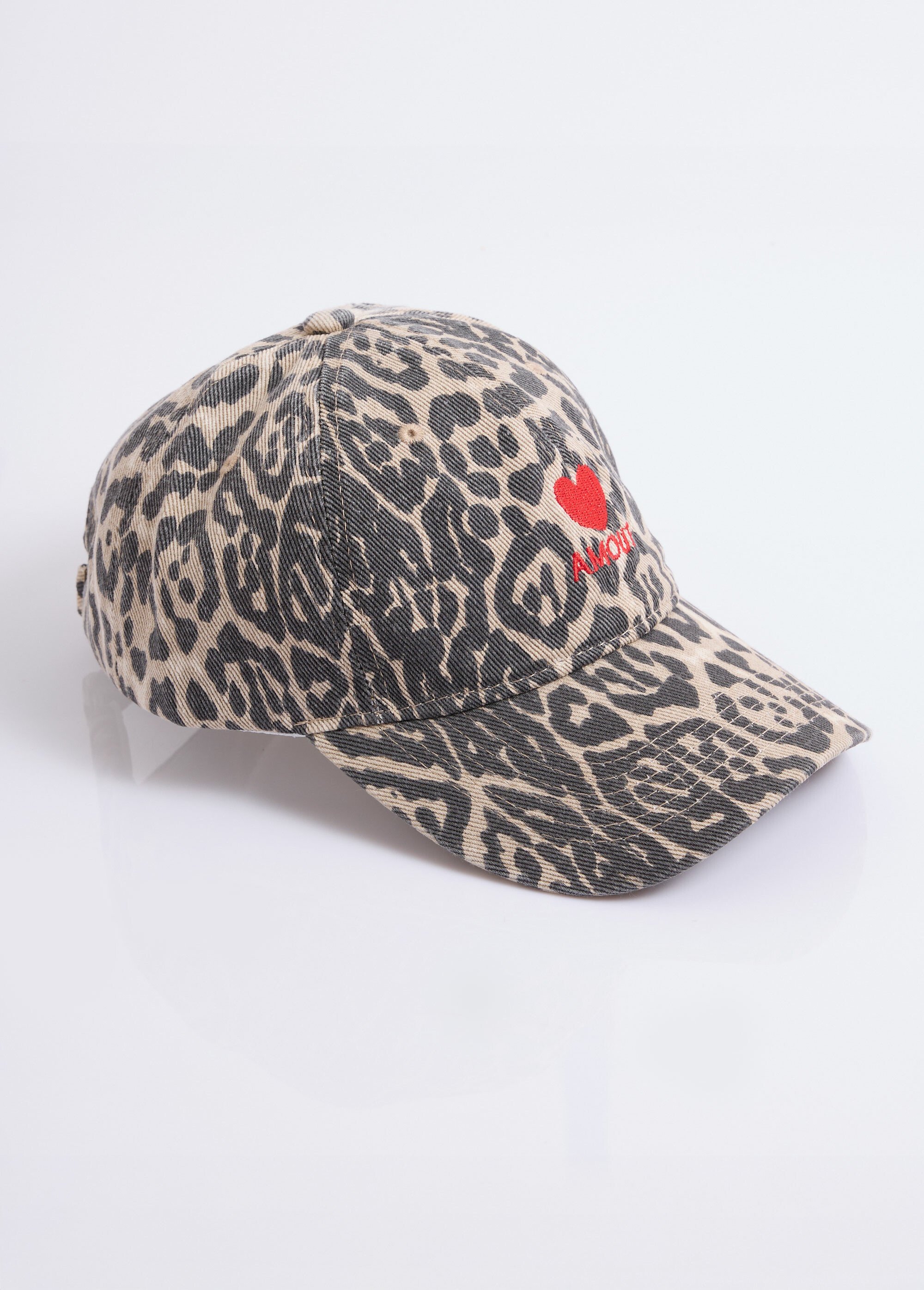 Casquette en denim léopard + coeur brodé