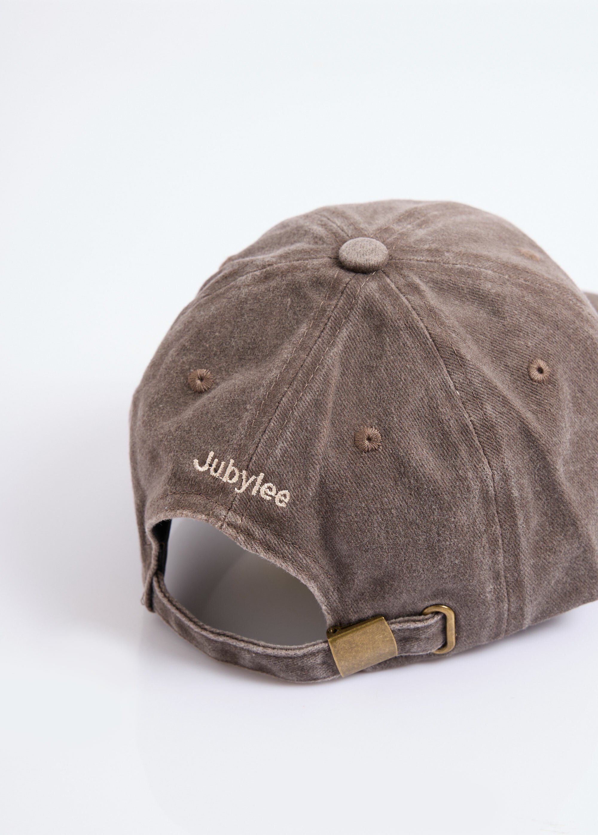 Casquette en denim used, broderie cœur