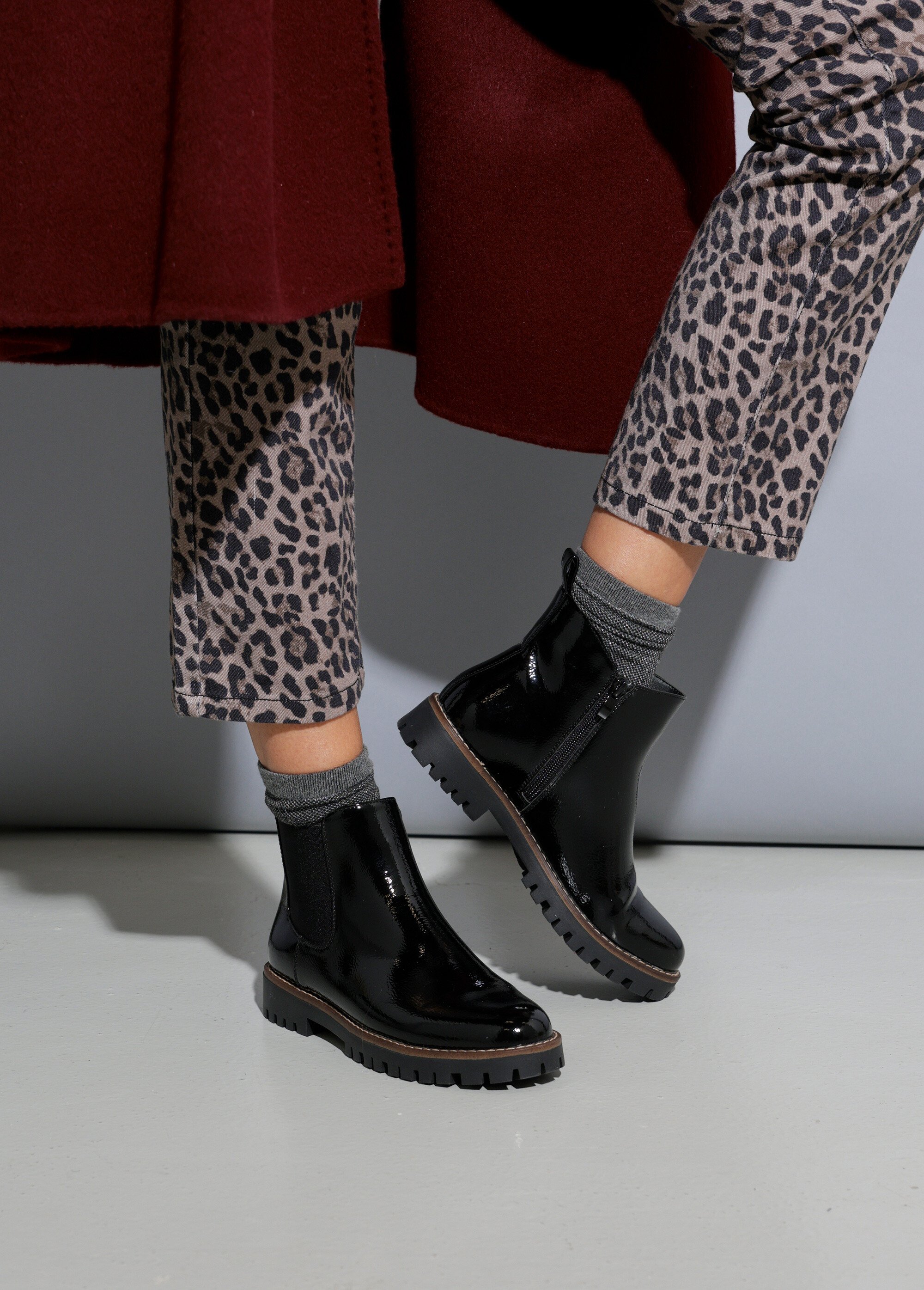 Chelsea boots semelle crantée largeur confort Femme Noir OMANIA SF1