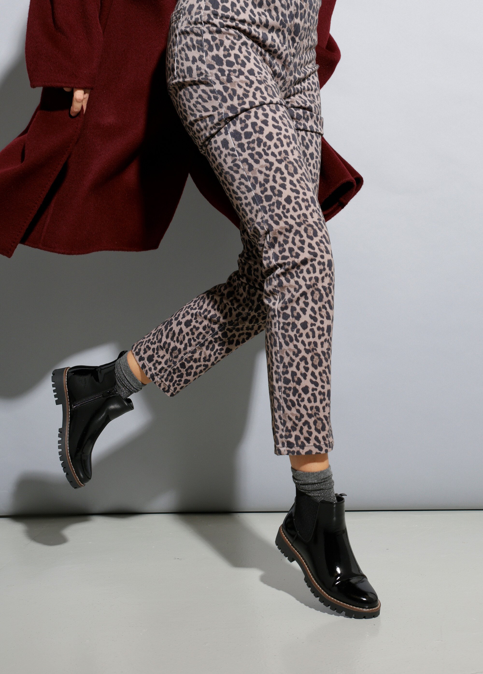 Chelsea boots semelle crantée largeur confort Femme Noir OMANIA SI1