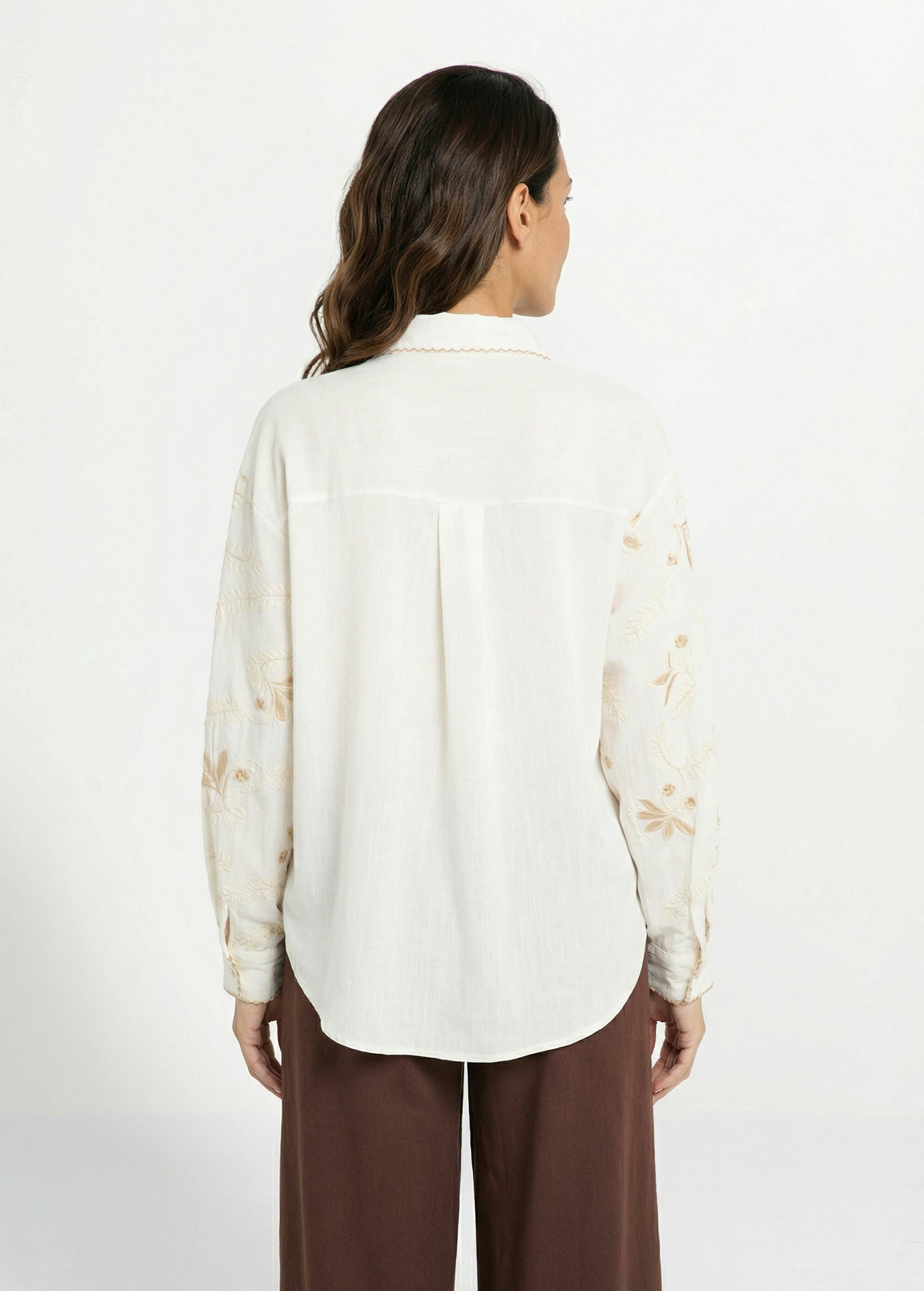 Chemisier avec lin, broderies et festons