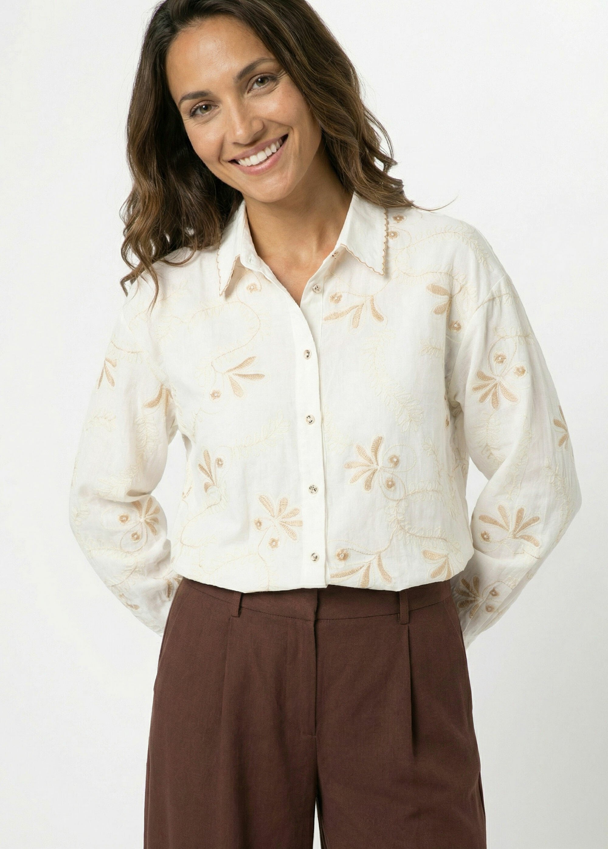 Chemisier avec lin, broderies et festons