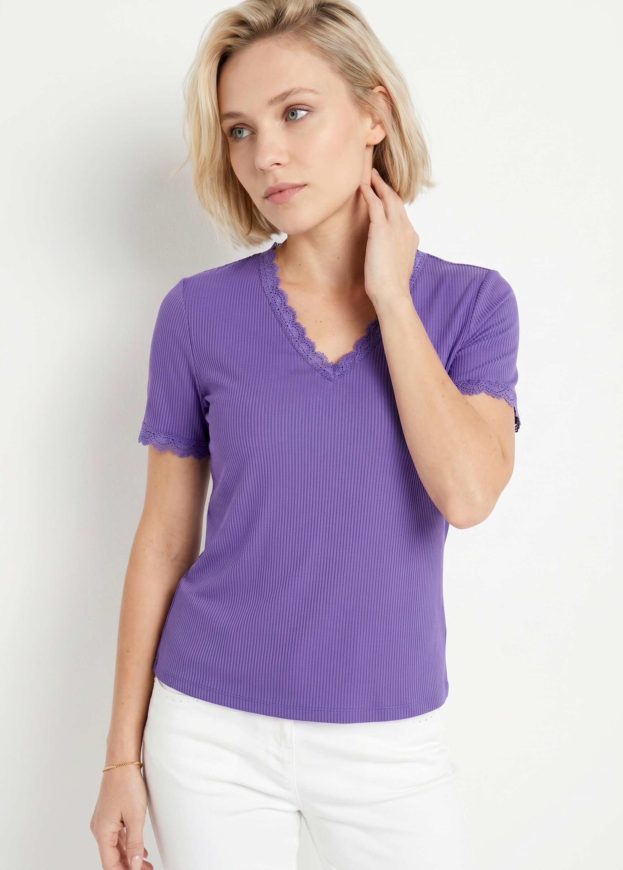 T-shirt col V fines côtes dentelle manches courtes