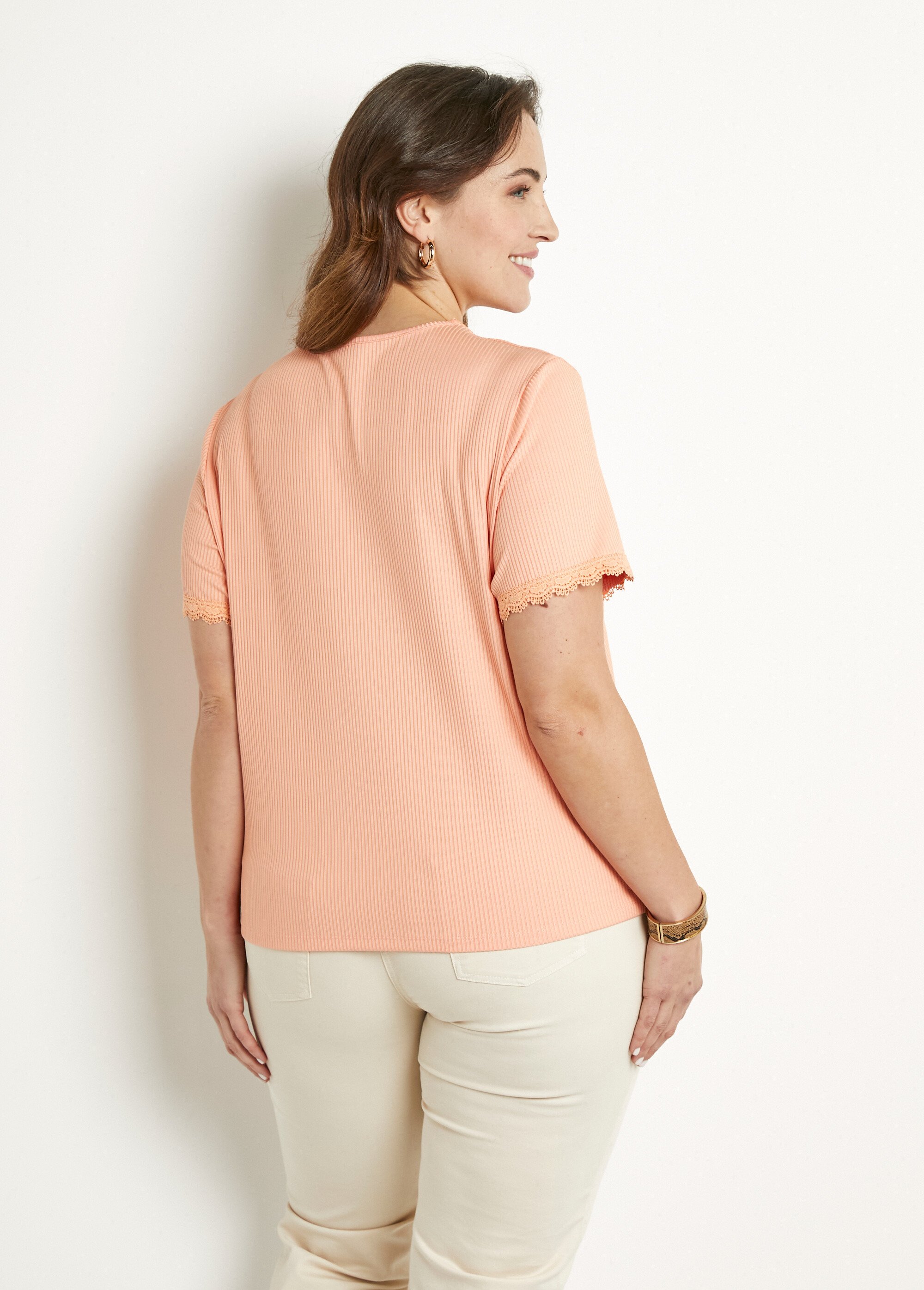 T-shirt col V fines côtes dentelle manches courtes