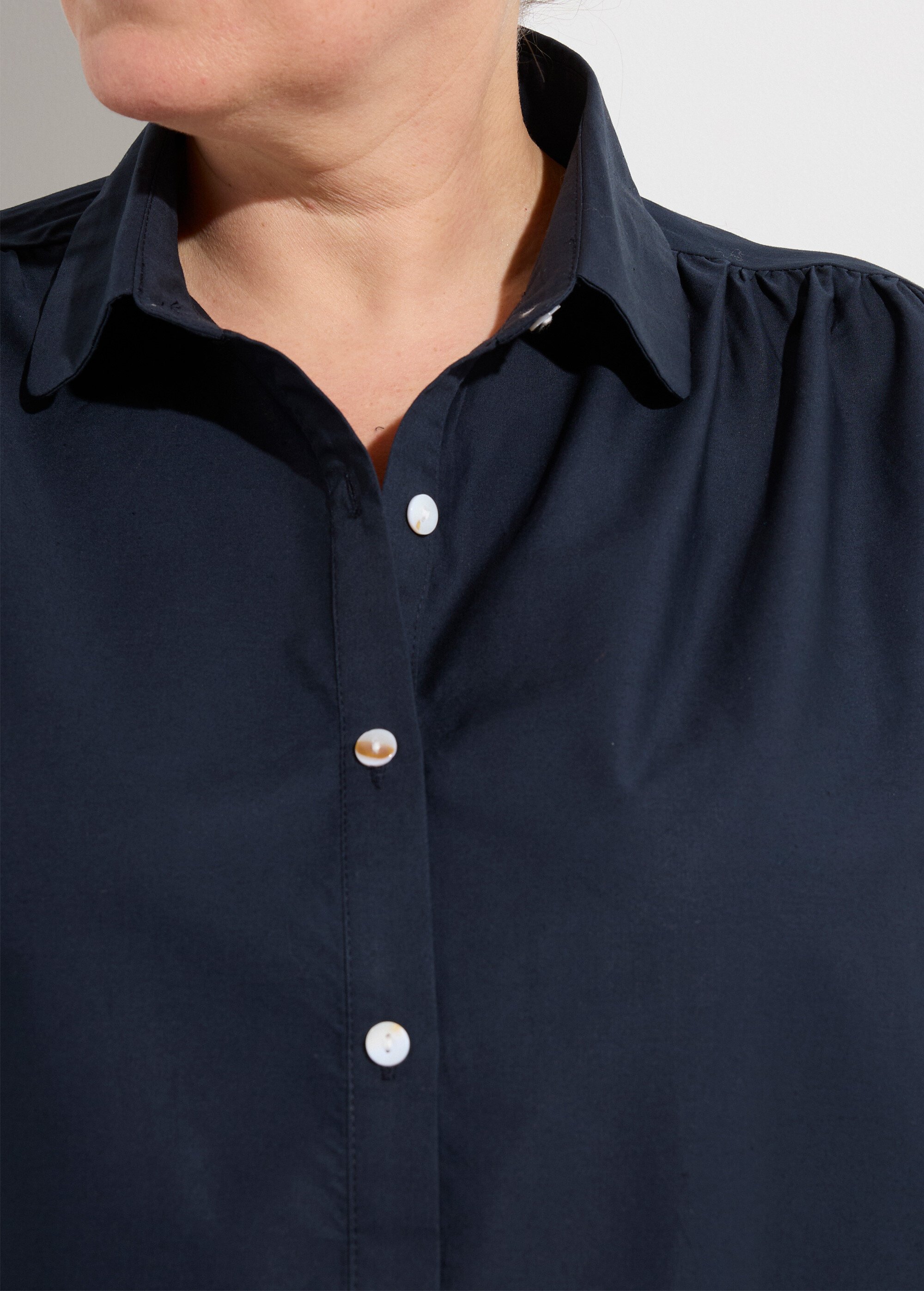 Blouse brodée et ajourée, col claudine