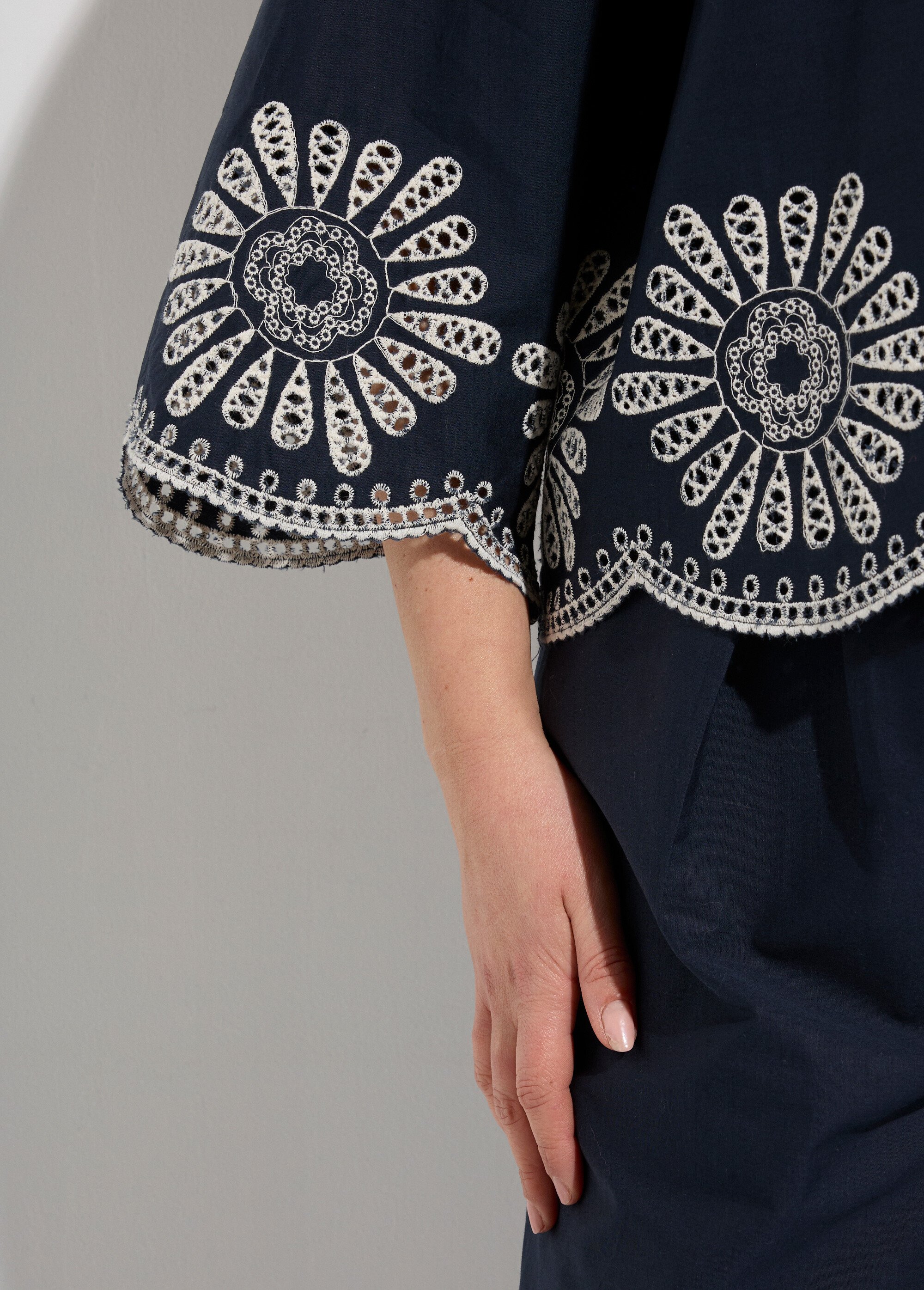 Blouse brodée et ajourée, col claudine Femme Grande Taille Bleu MA-M853-2153 DE2