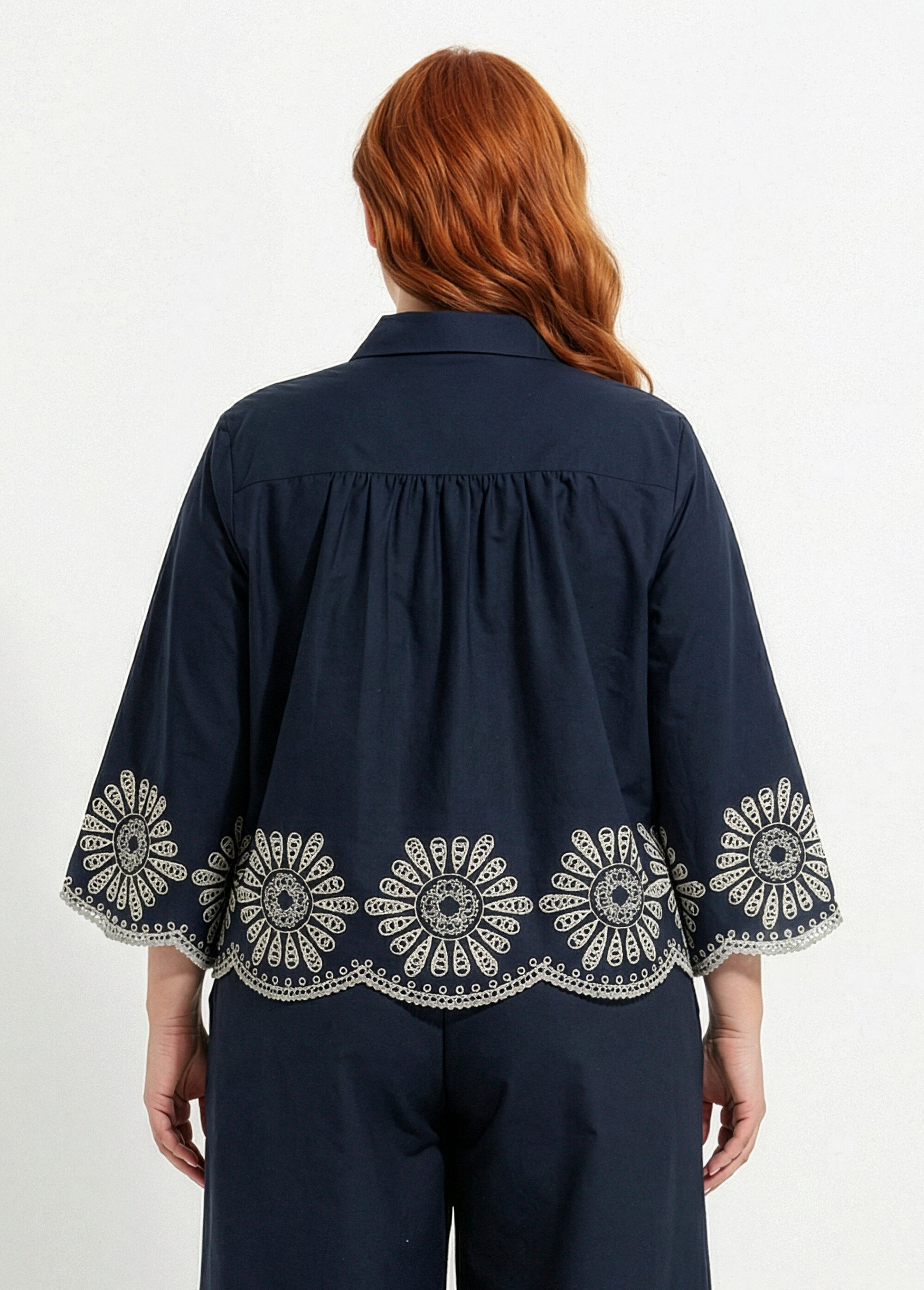 Blouse brodée et ajourée, col claudine Femme Grande Taille Bleu MA-M853-2153 DO1
