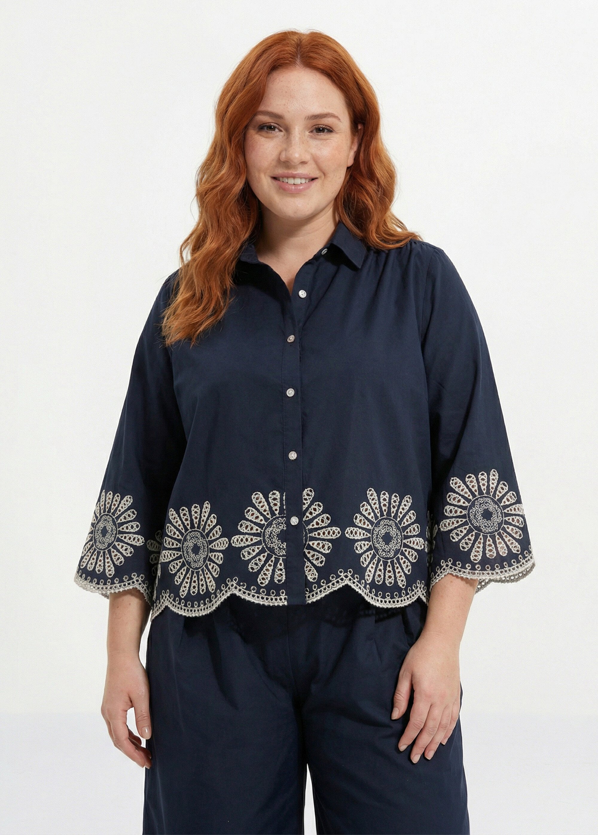 Blouse brodée et ajourée, col claudine Femme Grande Taille Bleu MA-M853-2153 FA1