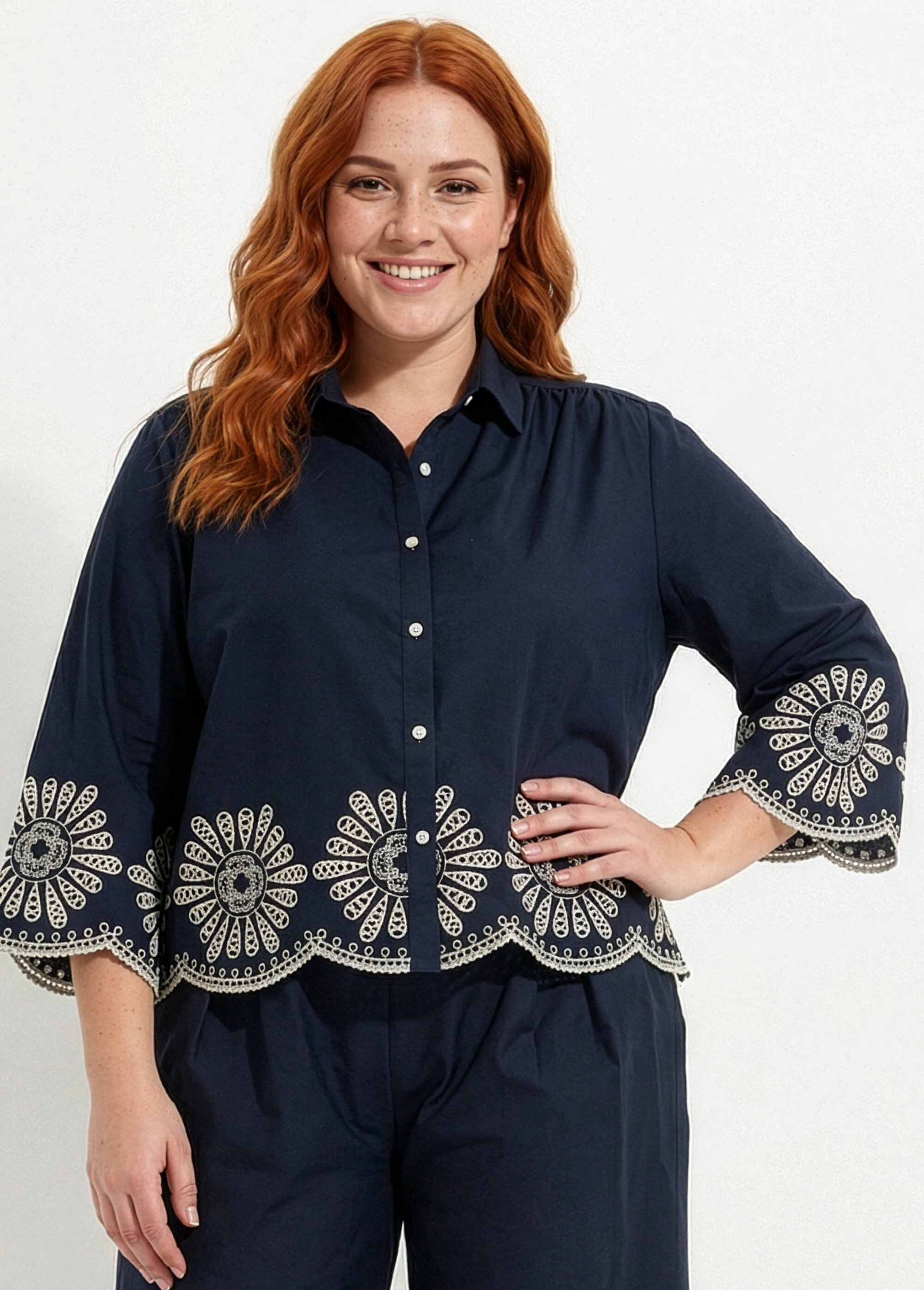 Blouse brodée et ajourée, col claudine