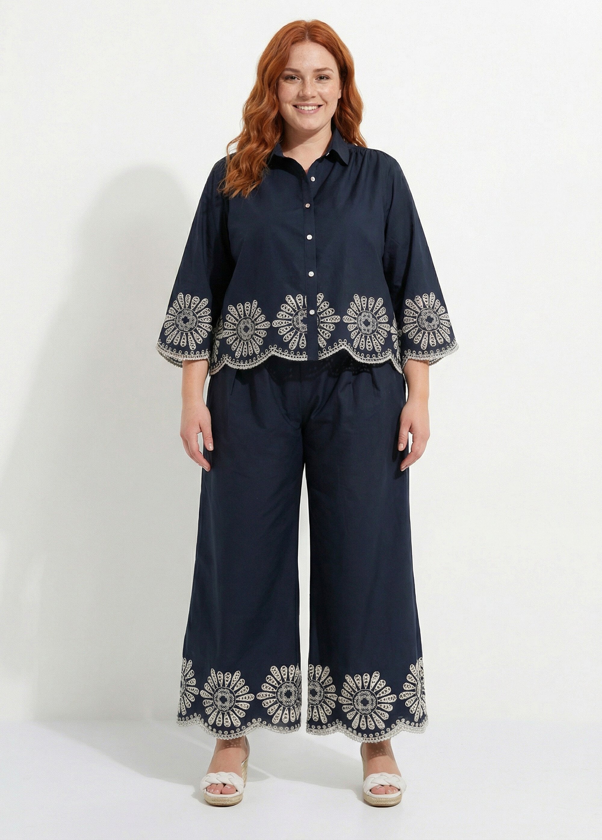 Blouse brodée et ajourée, col claudine Femme Grande Taille Bleu MA-M853-2153 SF1