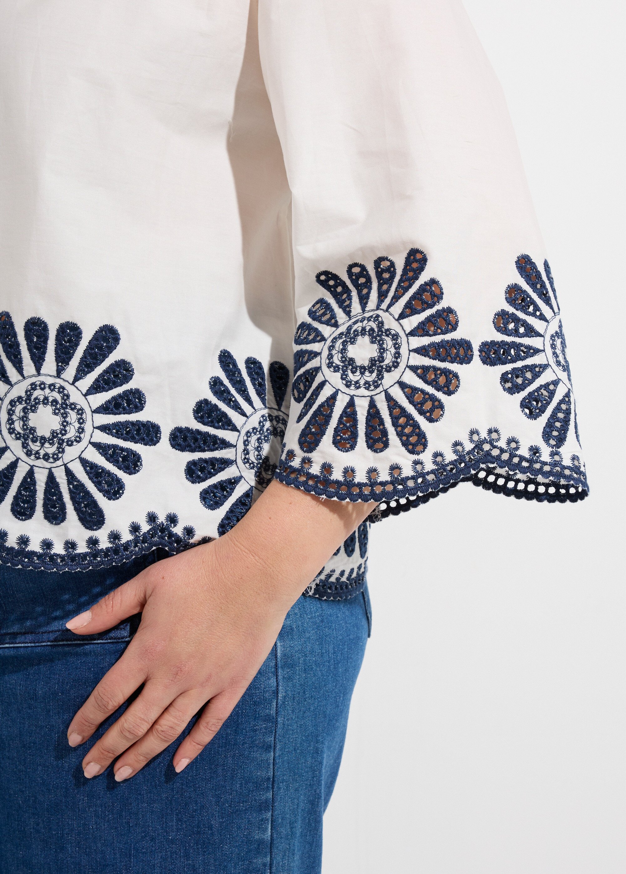 Blouse brodée et ajourée, col claudine Femme Grande Taille Blanc MA-M853-2153 DE2