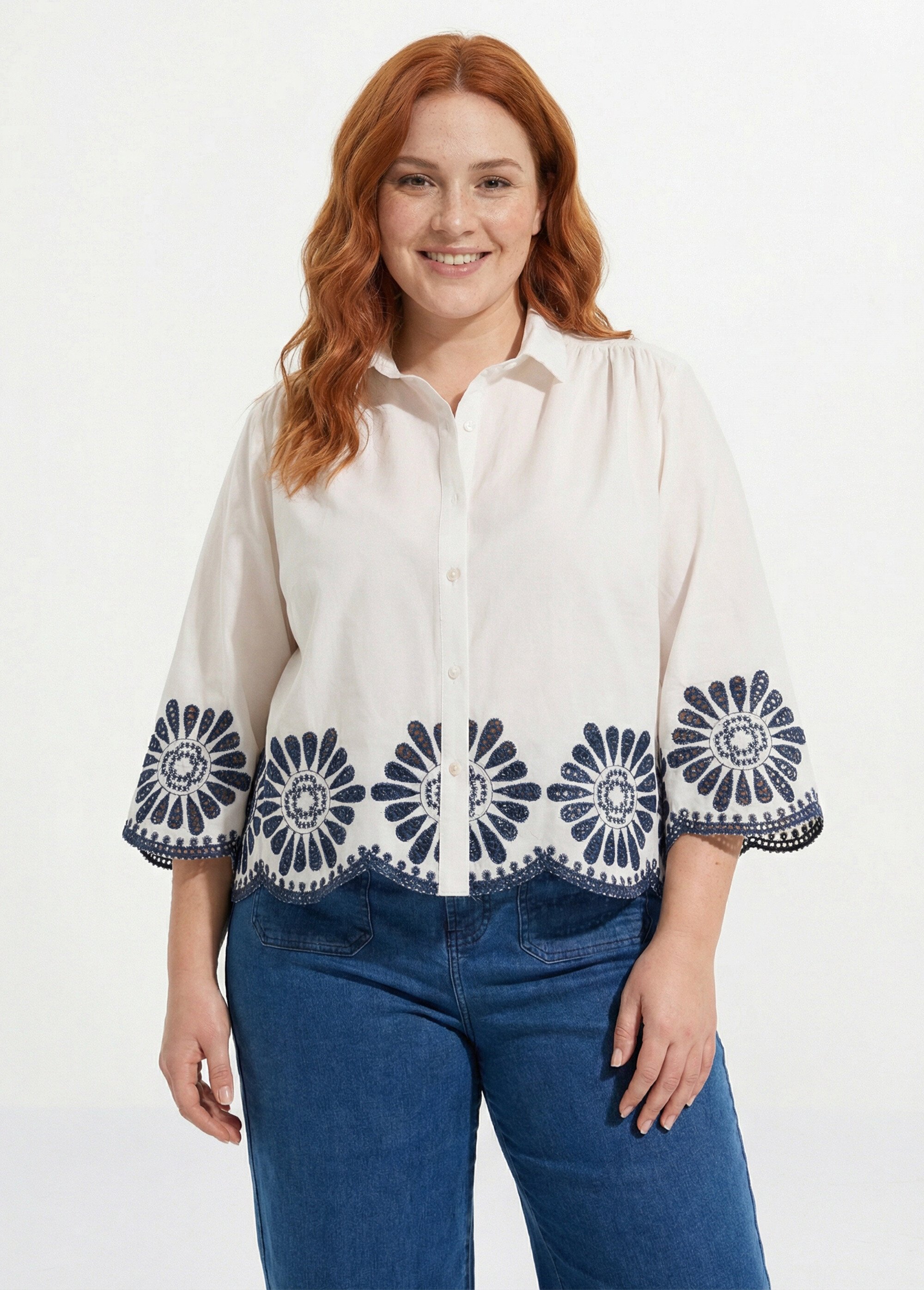 Blouse brodée et ajourée, col claudine