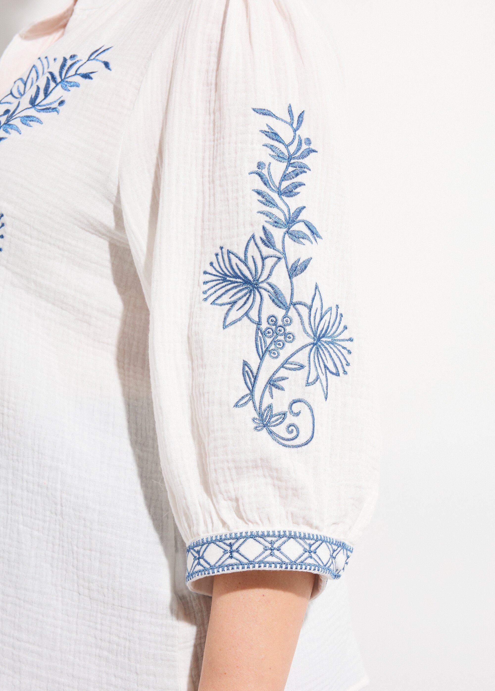 Blouse en gaze de coton avec broderies Femme Grande Taille Blanc MA-M831-83 DE2