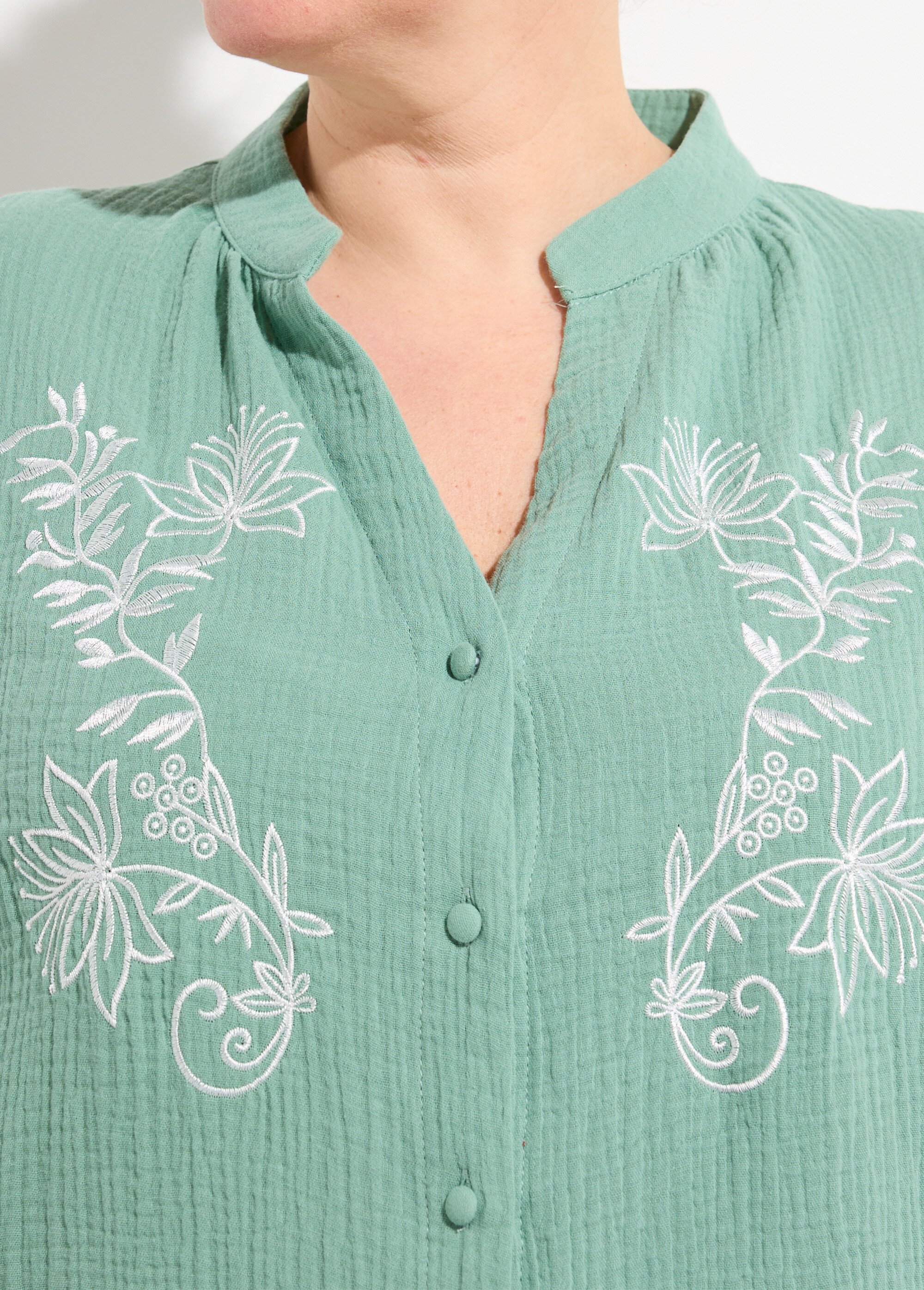 Blouse en gaze de coton avec broderies Femme Grande Taille Vert MA-M831-83 DE1