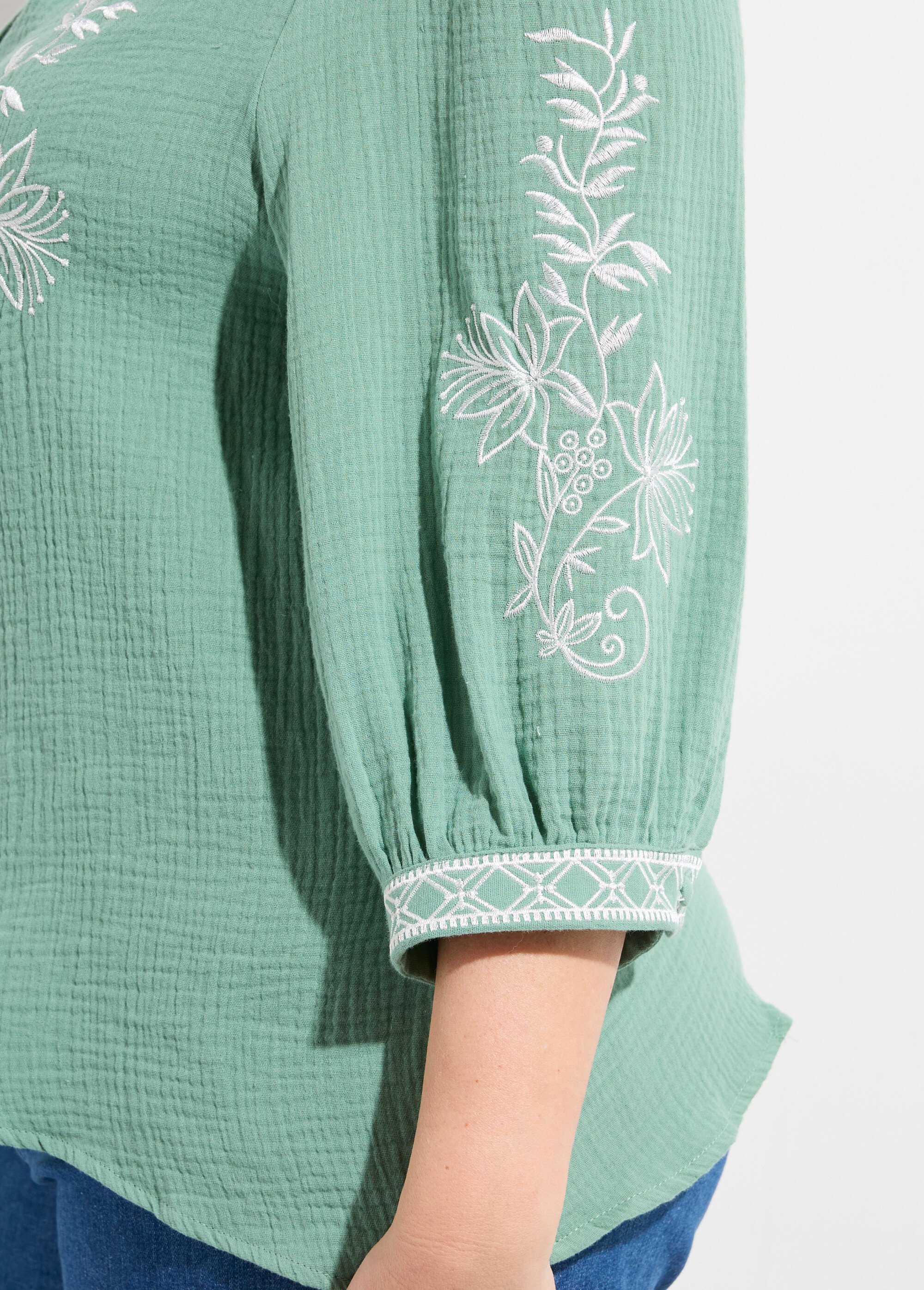 Blouse en gaze de coton avec broderies Femme Grande Taille Vert MA-M831-83 DE2