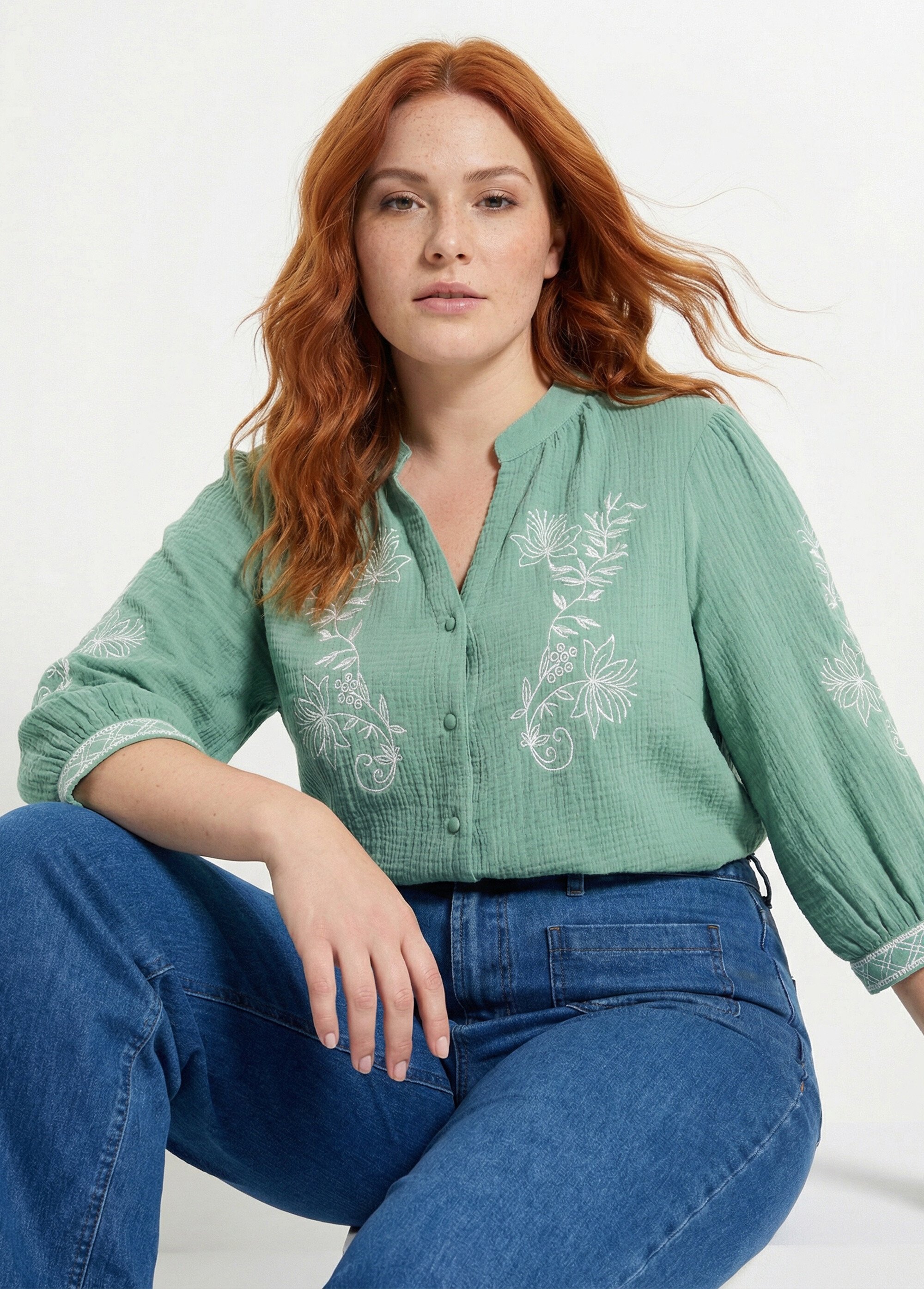 Blouse en gaze de coton avec broderies Femme Grande Taille Vert MA-M831-83 MV1