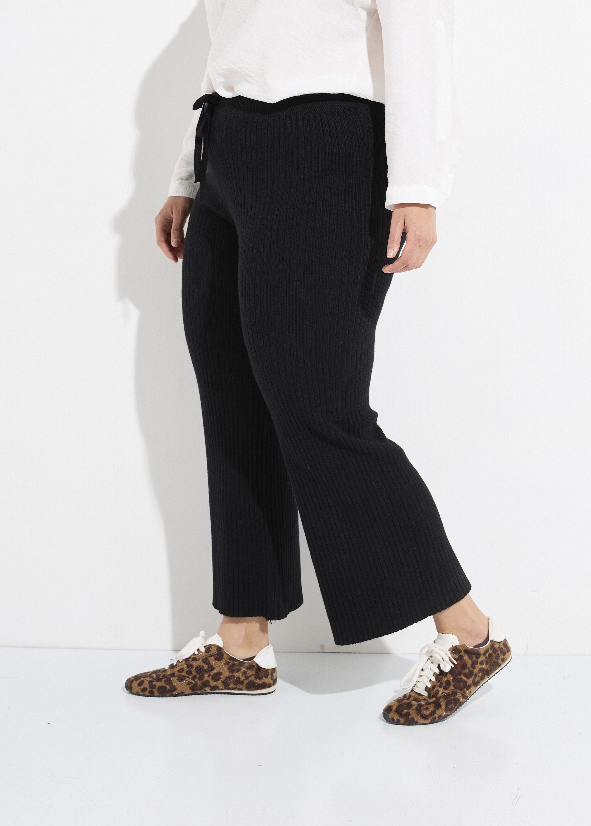 Pantalon confort en maille, coupe large Femme Grande Taille Noir CHY-D0343A DR1