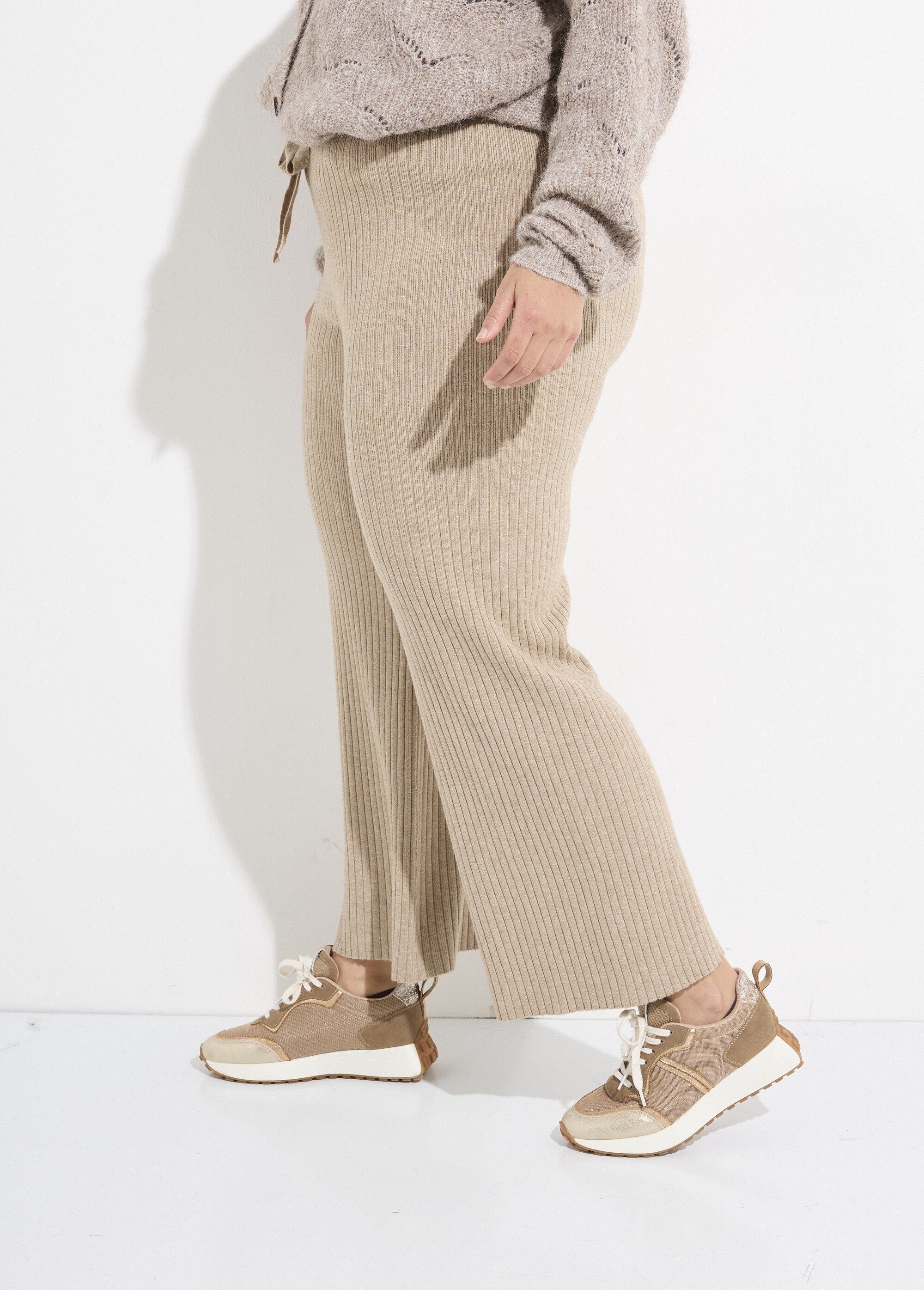 Pantalon confort en maille, coupe large Femme Grande Taille Beige CHY-D0343A DR1