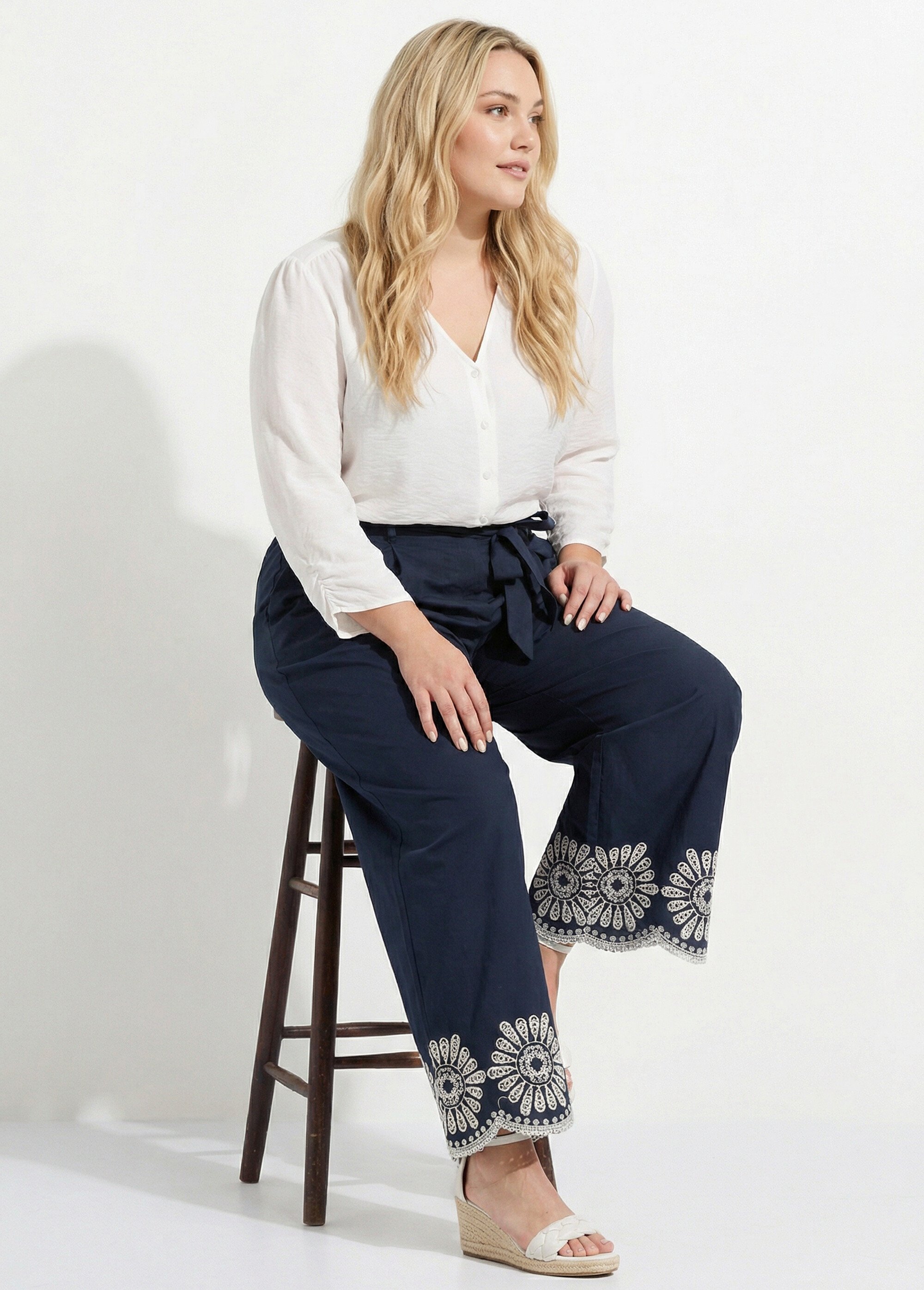 Pantalon ample bas broderie ajourée