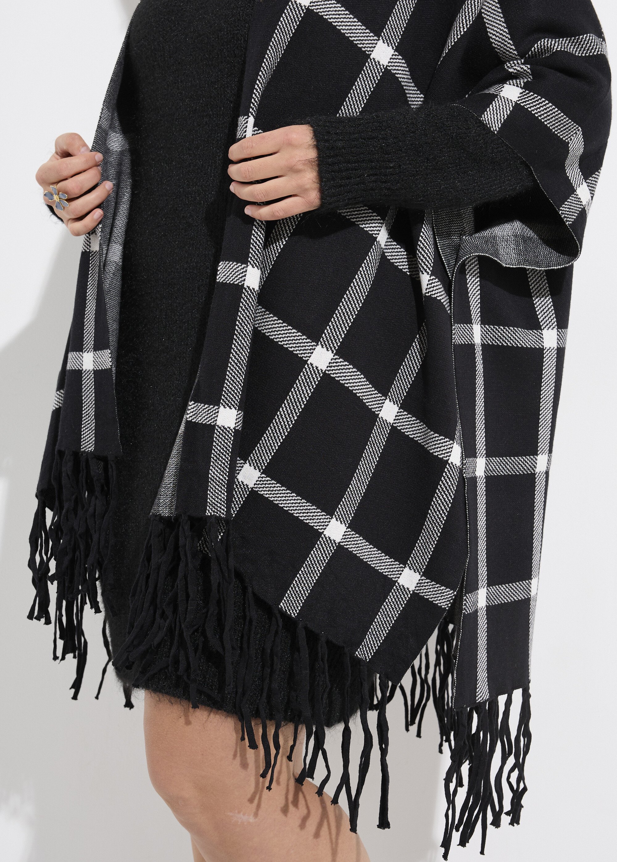 Poncho cape en maille, motif carreaux