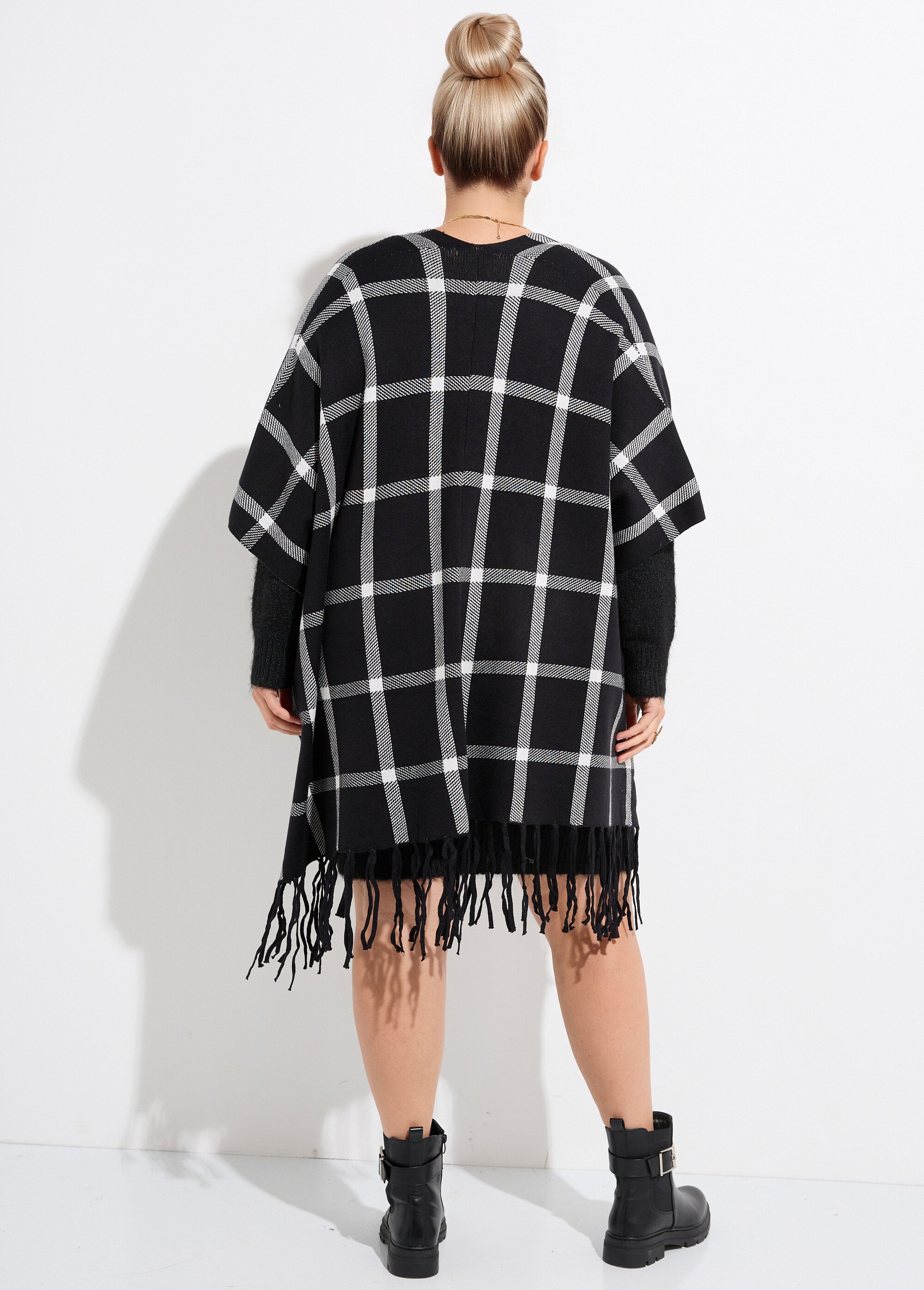 Poncho cape en maille, motif carreaux
