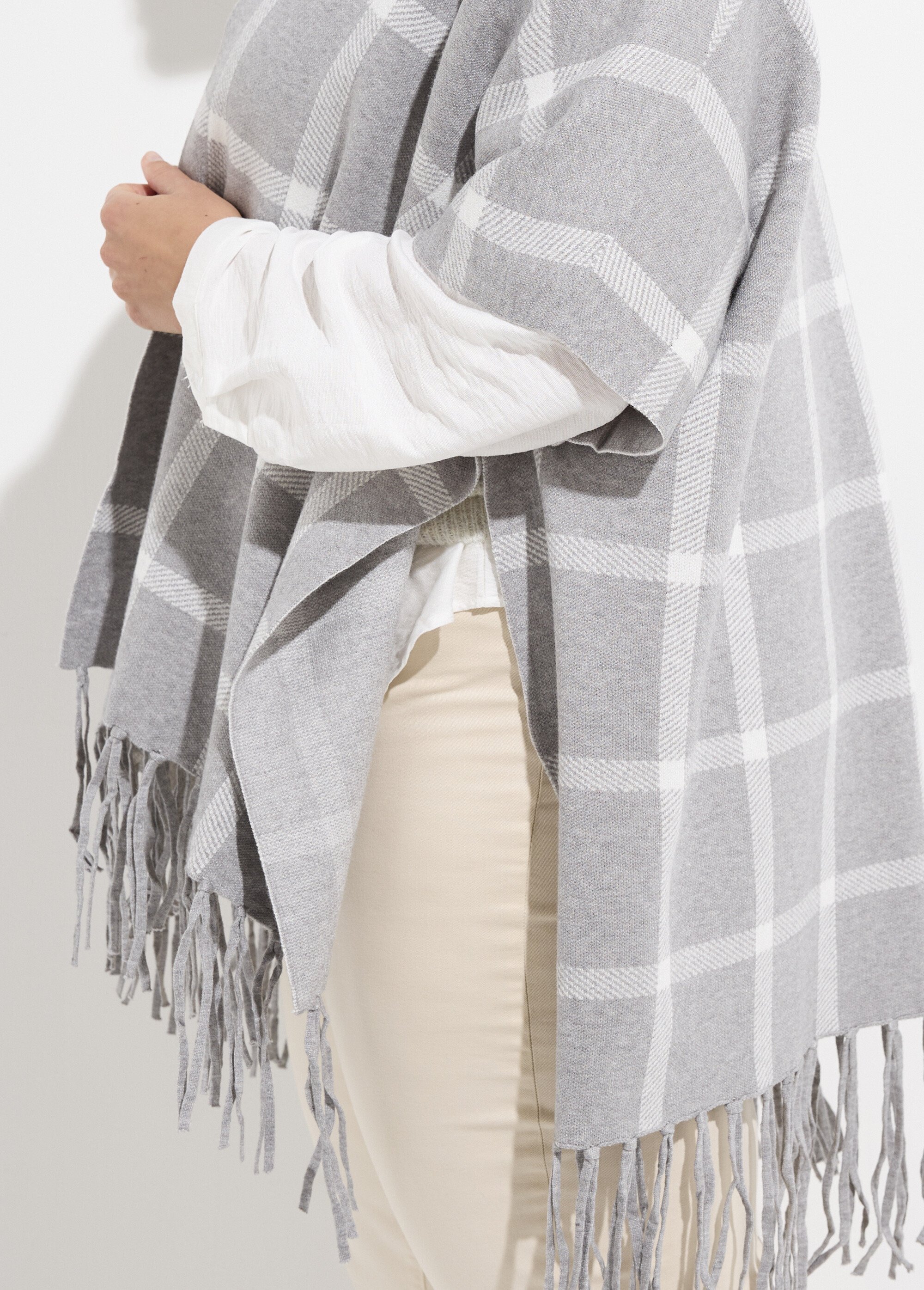 Poncho cape en maille, motif carreaux