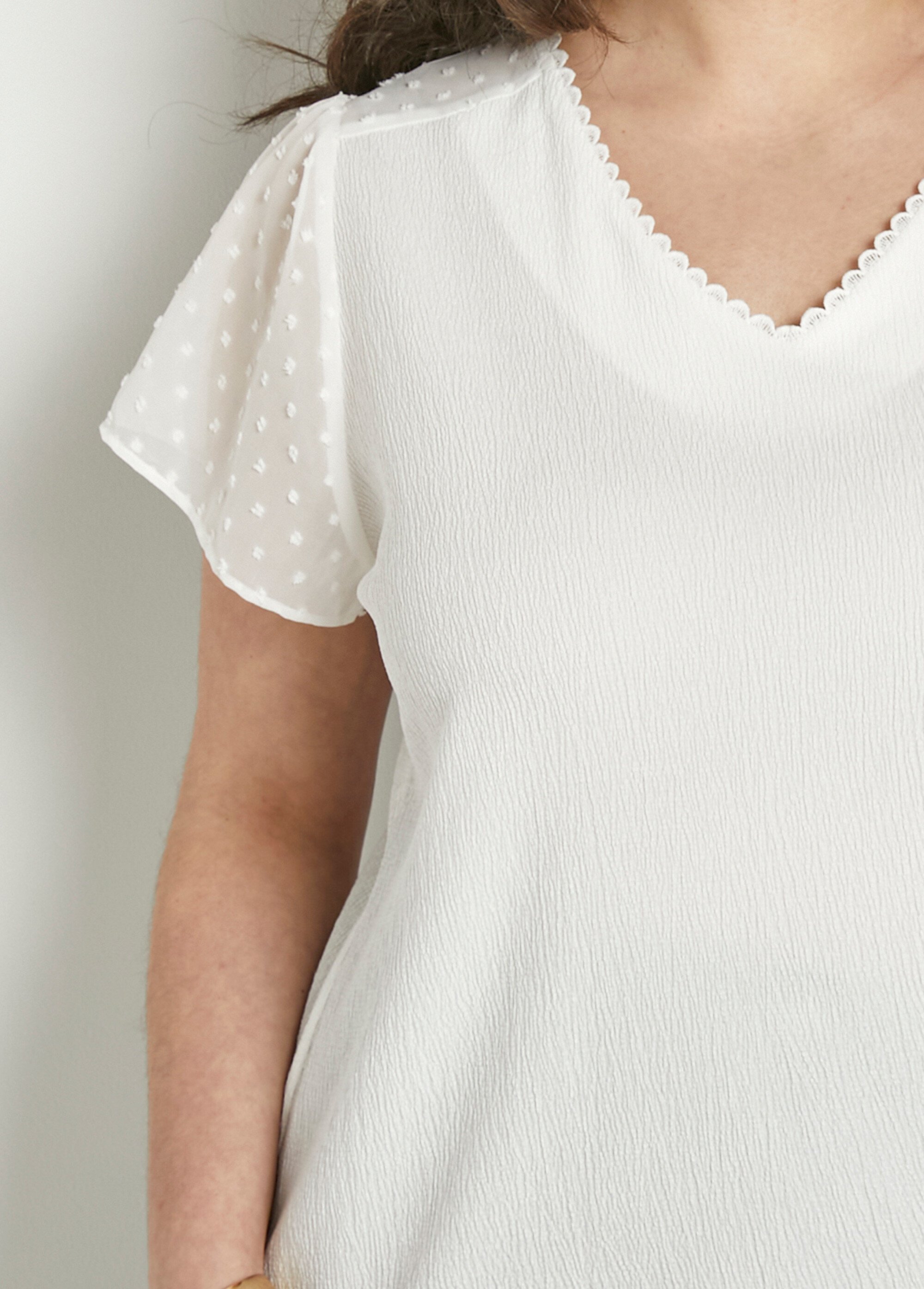 T-shirt col V plumetis manches courtes