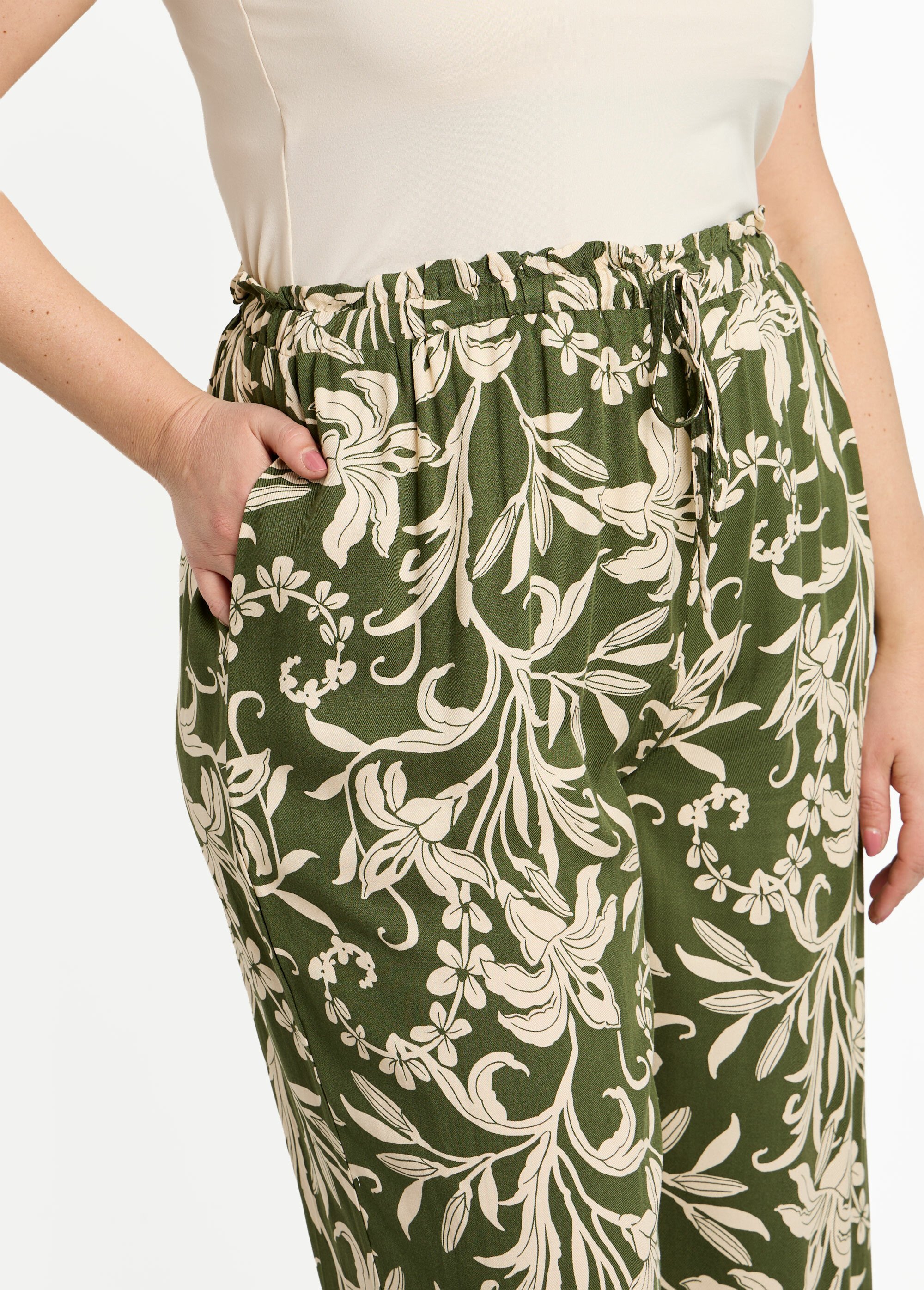 Pantalon taille élastiquée, motif fleuri Femme Grande Taille Beige MA-M922-2200 DE1