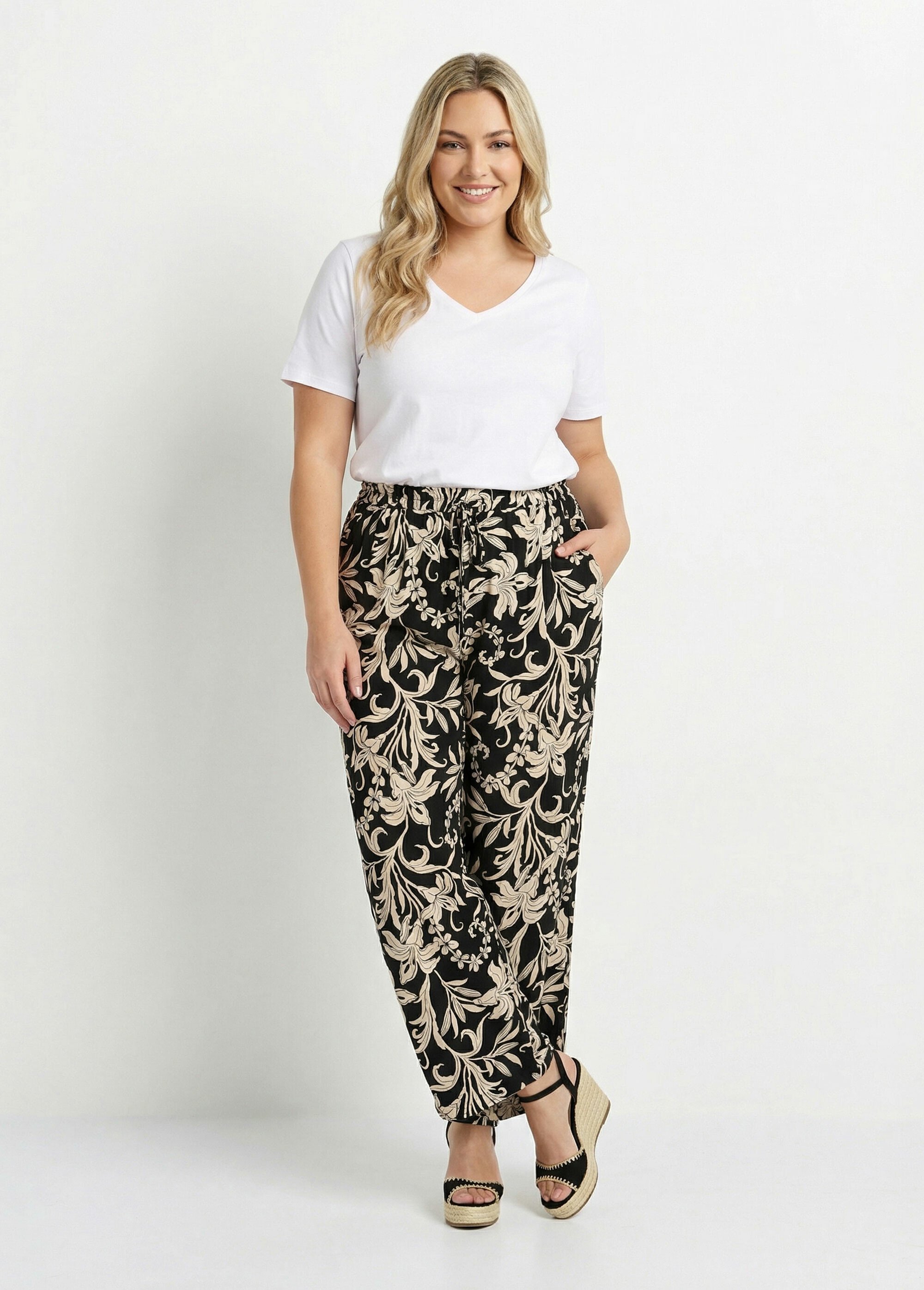 Pantalon taille élastiquée, motif fleuri Femme Grande Taille Noir MA-M922-2200 SF1